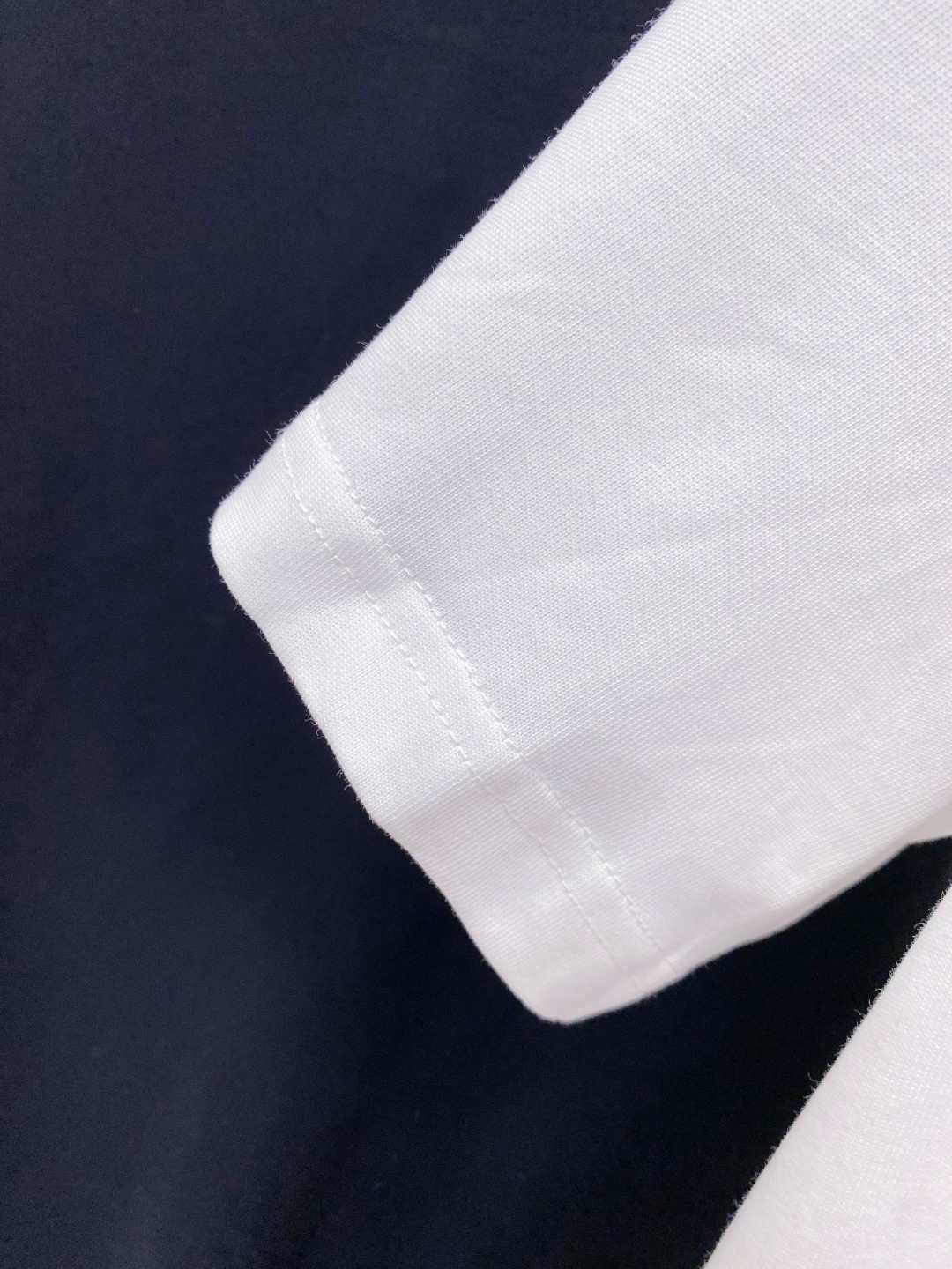 普拉*Prada 25SS春夏新款首发专柜最新款短袖圆领T恤 手绘高端订制 设计前卫时尚！品牌logo重