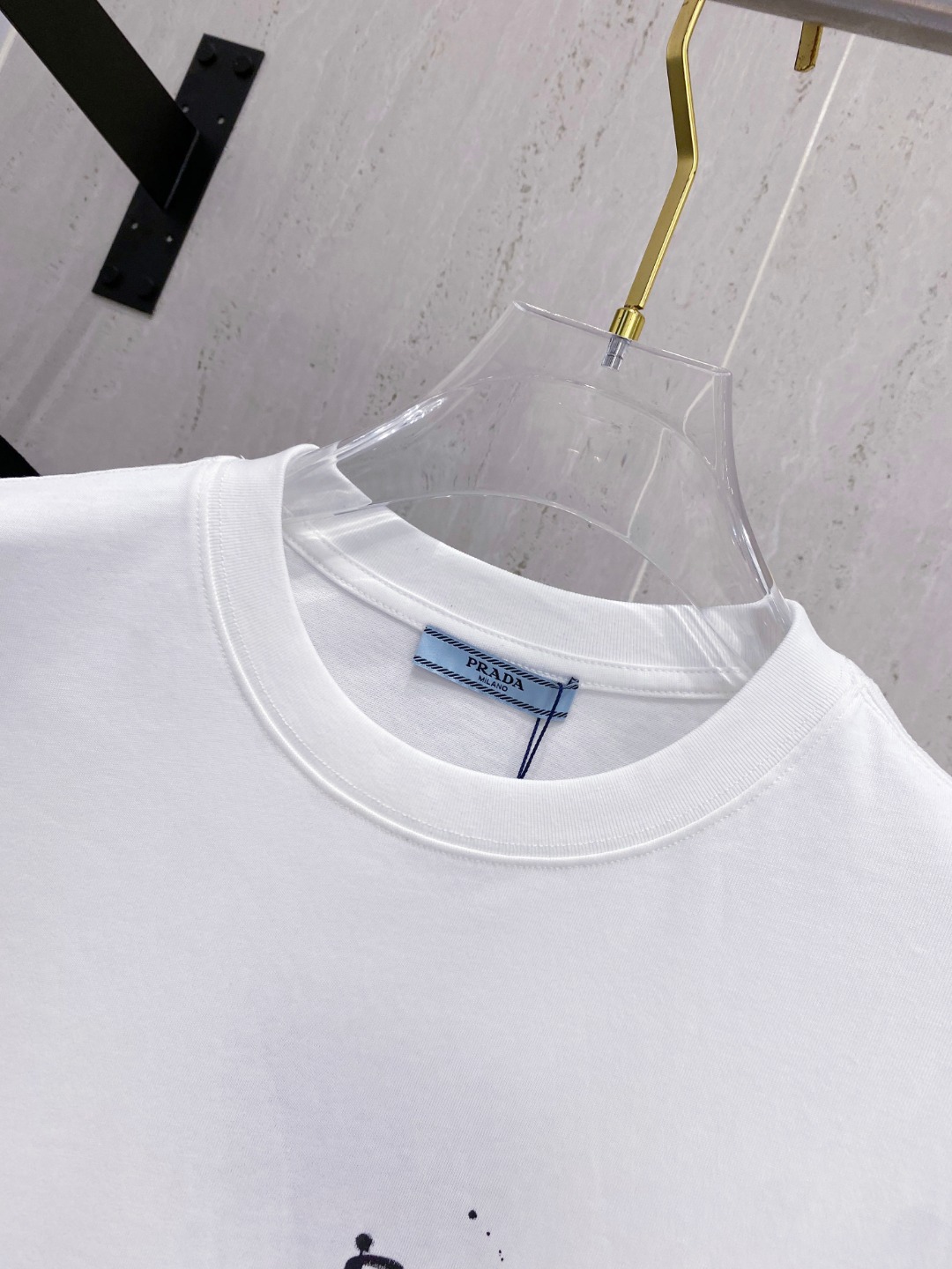 普拉*Prada 25SS春夏新款首发专柜最新款短袖圆领T恤 手绘高端订制 设计前卫时尚！品牌logo重