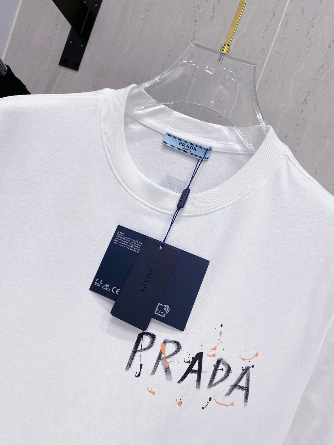 普拉*Prada 25SS春夏新款首发专柜最新款短袖圆领T恤 手绘高端订制 设计前卫时尚！品牌logo重