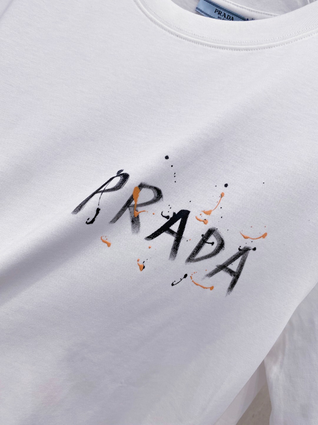 普拉*Prada 25SS春夏新款首发专柜最新款短袖圆领T恤 手绘高端订制 设计前卫时尚！品牌logo重