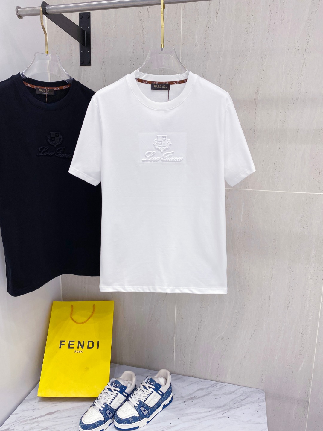 NO:453790,Loro Piana Nouyou Pianya 25SS spring and summer new first-time counter latest short-sleeved round-neck T-shirt, high-end customization, avant-garde and fashionable design!  Brand logo heavy craft design, high-end custom fabric, soft feel, comfortable to wear, imported high-end fabrics are very delicate, the details are exquisite and exquisite, the counter-level exquisite car line, fine workmanship, extremely shaping item, any fashion can be matched with, the style is super good. The must-have item for trendy men. Color white and black Size S-XXL Size reference S-Shoulder width 45 bust 101 length 68 M size shoulder width 46 bust 105 long 70 L size shoulder width 47 bust 109 long 72 XL size shoulder width 48 bust 113 long 74 XXL size shoulder width 49 bust 117 long 76, loro piano, T-shirt,tees, t-shirt,alexander wang19860909Loro Piana诺悠翩雅 25SS春夏新款首发专柜最新款短袖圆领T恤 高端订制 设计前卫时尚！品牌logo重工艺设计,高端定制面料,手感柔软,穿着舒适,客供进口高档面料质感非常细腻,细节工艺精湛考究,专柜级别精致车线,做工精细,塑造性极高的一款单品,任何时装都可以搭配,版型超级好 潮男必备单品 颜色白色、黑色 尺码S-XXL 尺寸参考 S码肩宽45胸围101衣长68 M码肩宽46胸围105衣长70 L码肩宽47胸围109衣长72 XL码肩宽48胸围113衣长74 XXL码肩宽49胸围117衣长76,,loro piana,T-shirt,tees，t-shirt,alexander wang,Men's clothing