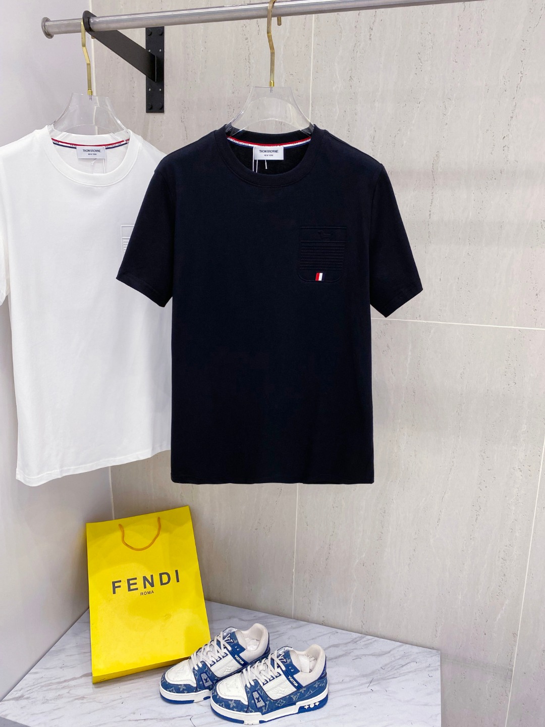 THOM BROWNE 25SS春夏新款首发专柜最新款短袖圆领T恤 高端订制 设计前卫时尚！品牌logo