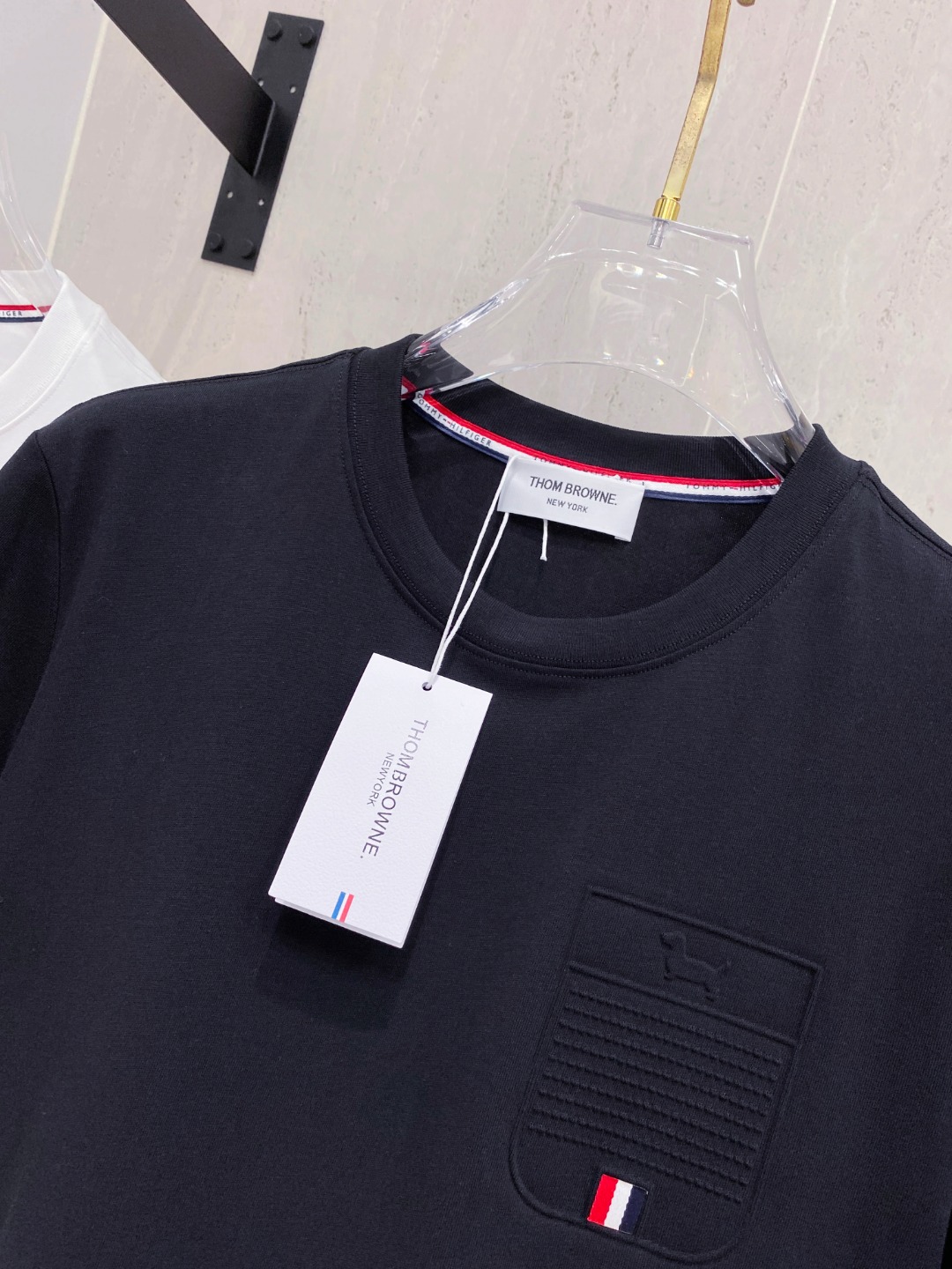 THOM BROWNE 25SS春夏新款首发专柜最新款短袖圆领T恤 高端订制 设计前卫时尚！品牌logo