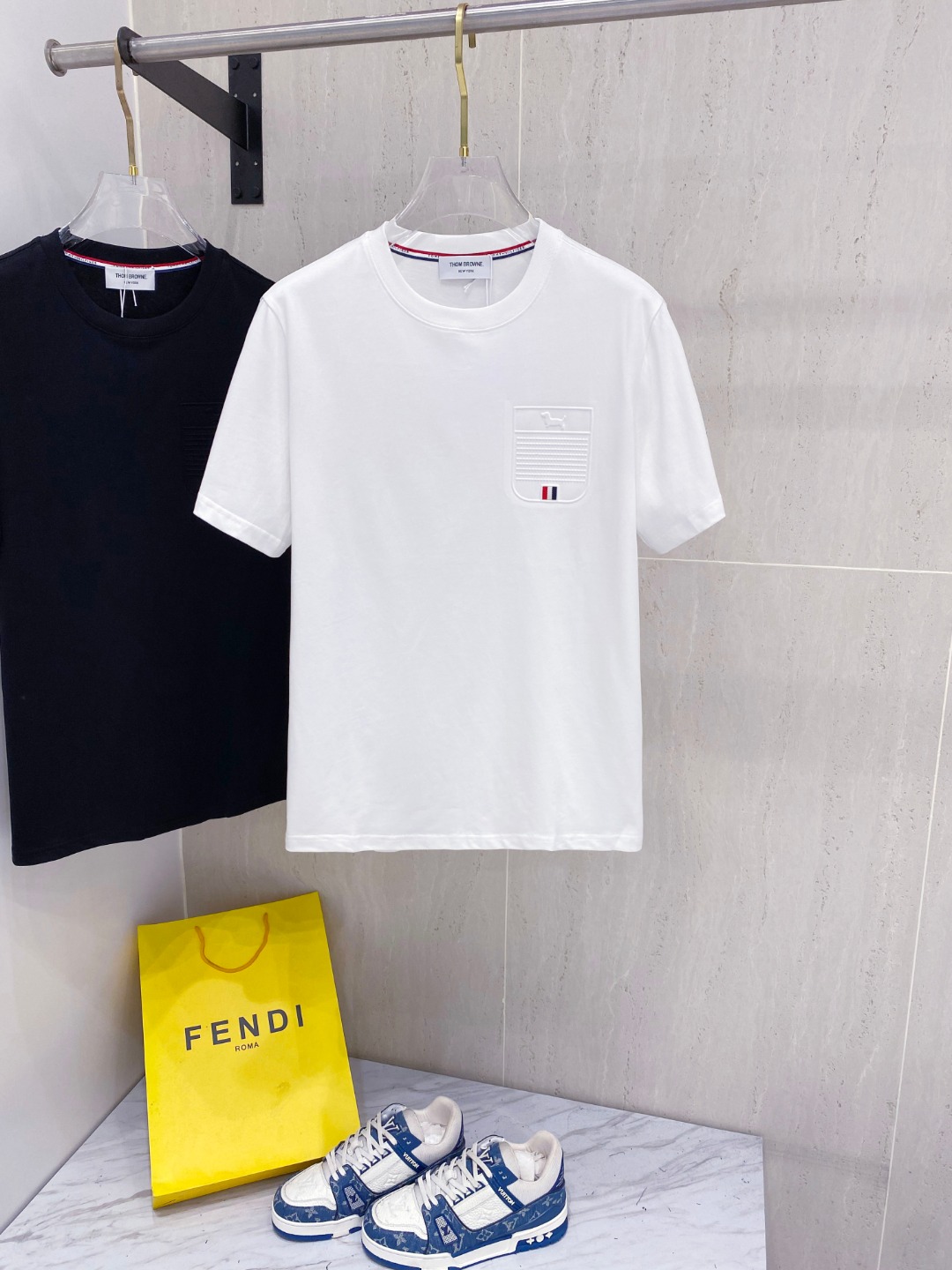 NO:453795,THOM BROWNE 25SS spring and summer new style first-time counter latest short-sleeved round neck T-shirt, high-end customization, avant-garde and fashionable design!  Brand logo heavy craft design, high-end custom fabric, soft feel, comfortable to wear, imported high-end fabrics are very delicate, the details are exquisite and exquisite, the counter-level exquisite car line, fine workmanship, extremely shaping item, any fashion can be matched with, the style is super good. The must-have item for trendy men. Color white and black Size S-XXL Size reference S-Size shoulder width 45 bust 101 length 68 M-Size shoulder width 46 bust 105 long 70 L-Size shoulder width 47 bust 109 long 72 XL-Size shoulder width 48 bust 113 long 74 XXL-Size shoulder width 49 bust 117 long 76, T-shirt,tees,t-shirt,alexander wang19860909THOM BROWNE 25SS春夏新款首发专柜最新款短袖圆领T恤 高端订制 设计前卫时尚！品牌logo重工艺设计,高端定制面料,手感柔软,穿着舒适,客供进口高档面料质感非常细腻,细节工艺精湛考究,专柜级别精致车线,做工精细,塑造性极高的一款单品,任何时装都可以搭配,版型超级好 潮男必备单品 颜色白色、黑色 尺码S-XXL 尺寸参考 S码肩宽45胸围101衣长68 M码肩宽46胸围105衣长70 L码肩宽47胸围109衣长72 XL码肩宽48胸围113衣长74 XXL码肩宽49胸围117衣长76,,T-shirt,tees，t-shirt,alexander wang,Men's clothing