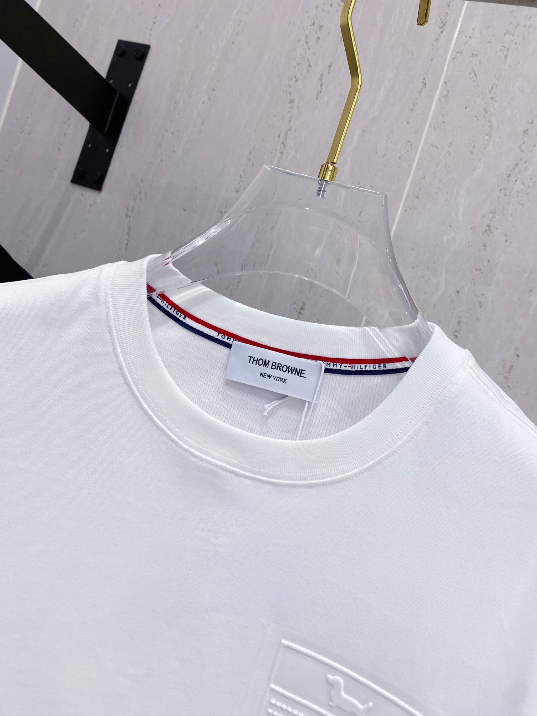 THOM BROWNE 25SS春夏新款首发专柜最新款短袖圆领T恤 高端订制 设计前卫时尚！品牌logo