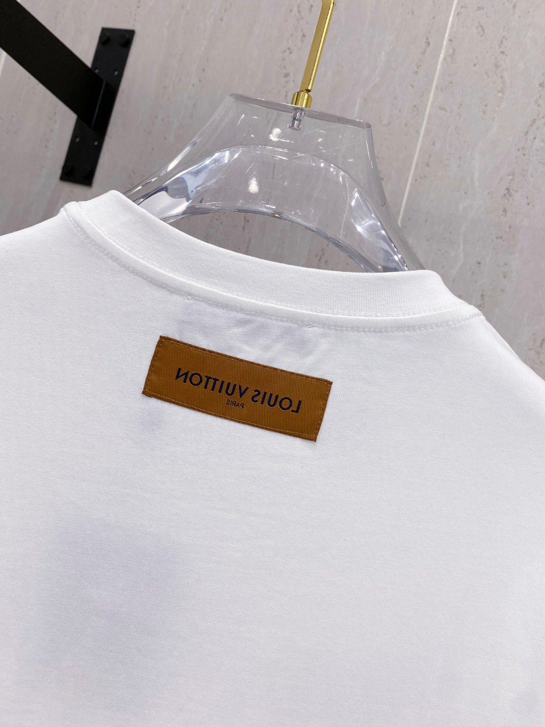 路易威*1V 25SS春夏新款首发专柜最新款短袖圆领T恤 高端订制 设计前卫时尚！品牌logo重工艺设计