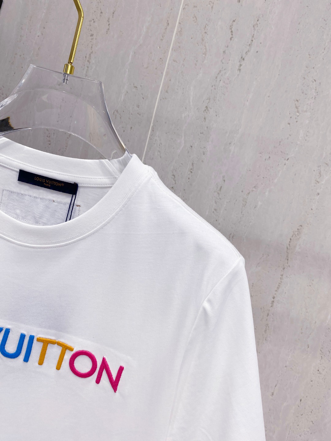 路易威*1V 25SS春夏新款首发专柜最新款短袖圆领T恤 高端订制 设计前卫时尚！品牌logo重工艺设计