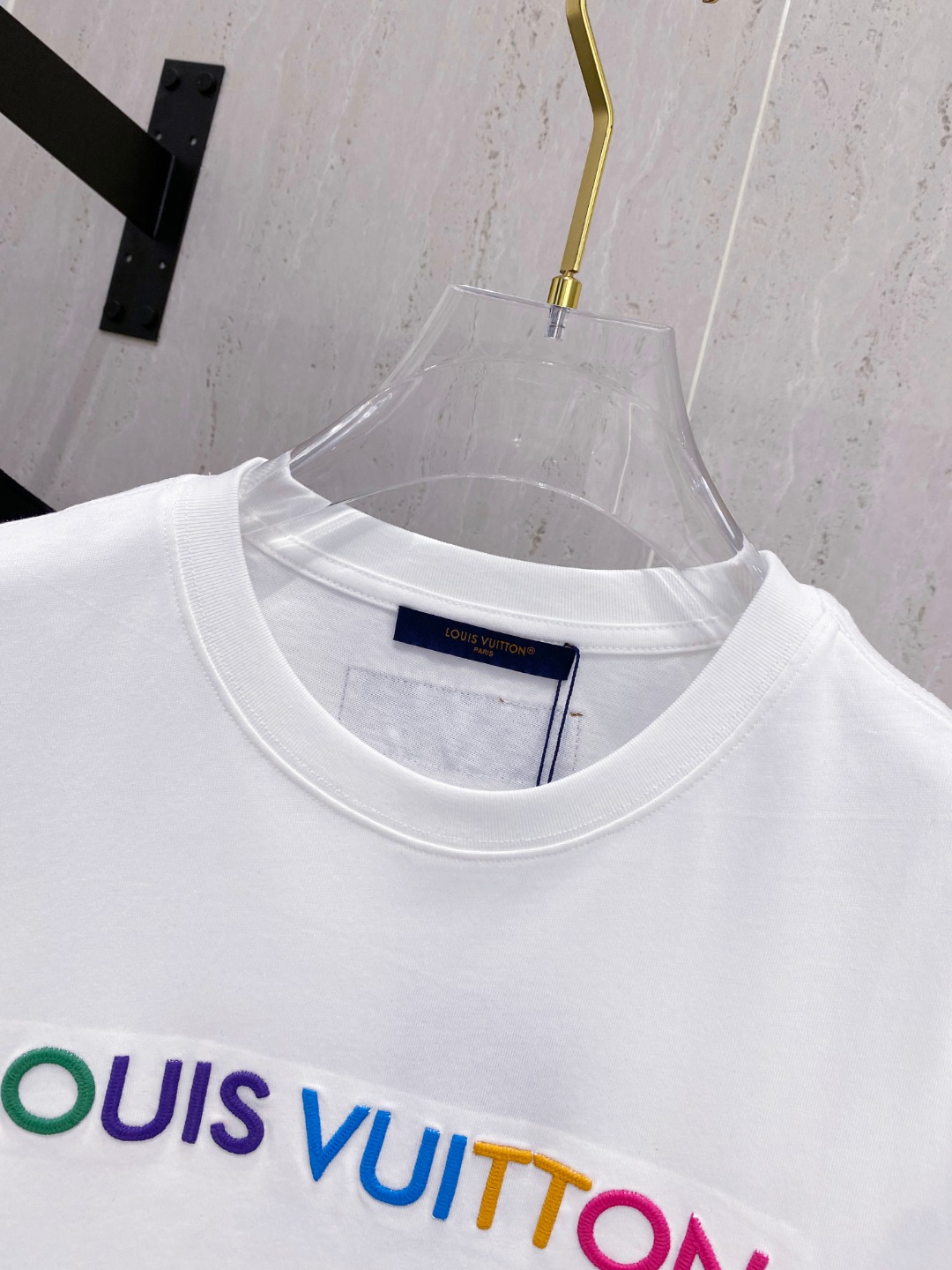 路易威*1V 25SS春夏新款首发专柜最新款短袖圆领T恤 高端订制 设计前卫时尚！品牌logo重工艺设计