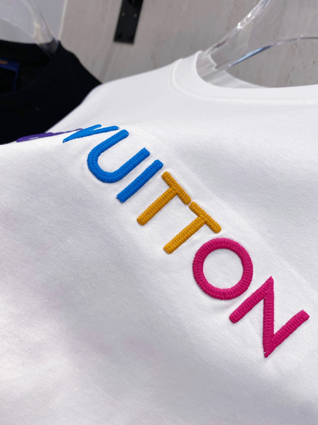 路易威*1V 25SS春夏新款首发专柜最新款短袖圆领T恤 高端订制 设计前卫时尚！品牌logo重工艺设计