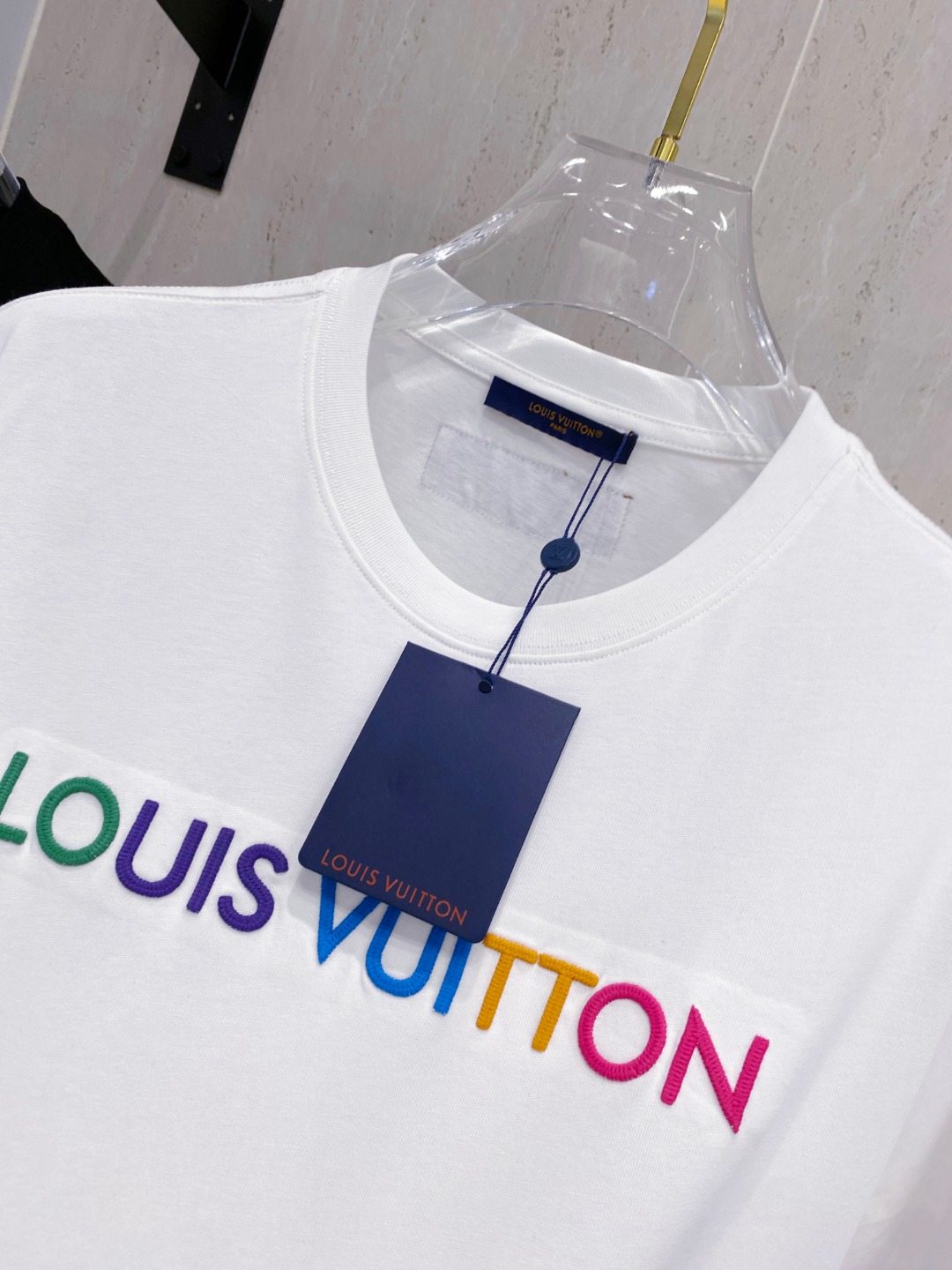 路易威*1V 25SS春夏新款首发专柜最新款短袖圆领T恤 高端订制 设计前卫时尚！品牌logo重工艺设计