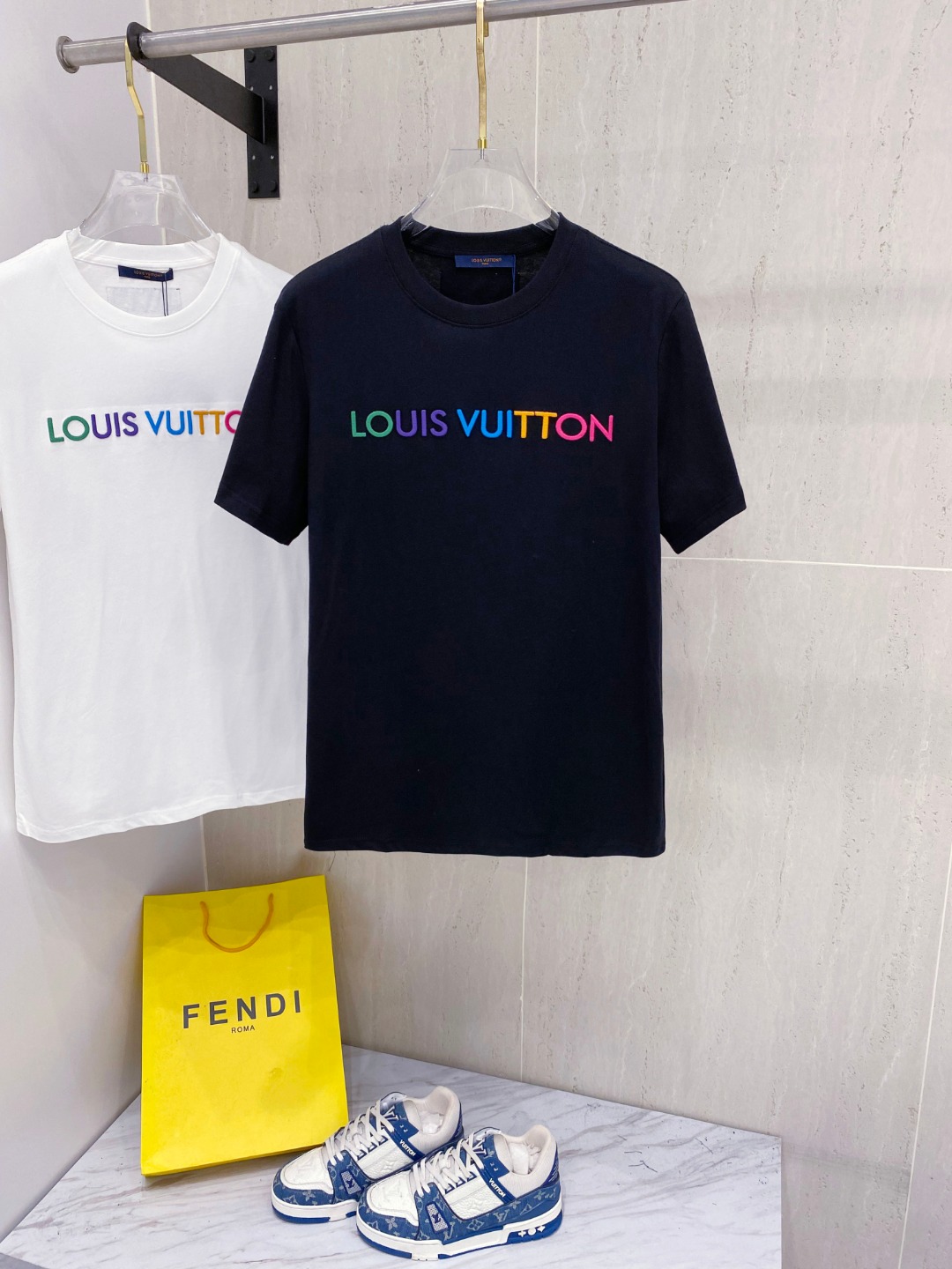 路易威*1V 25SS春夏新款首发专柜最新款短袖圆领T恤 高端订制 设计前卫时尚！品牌logo重工艺设计