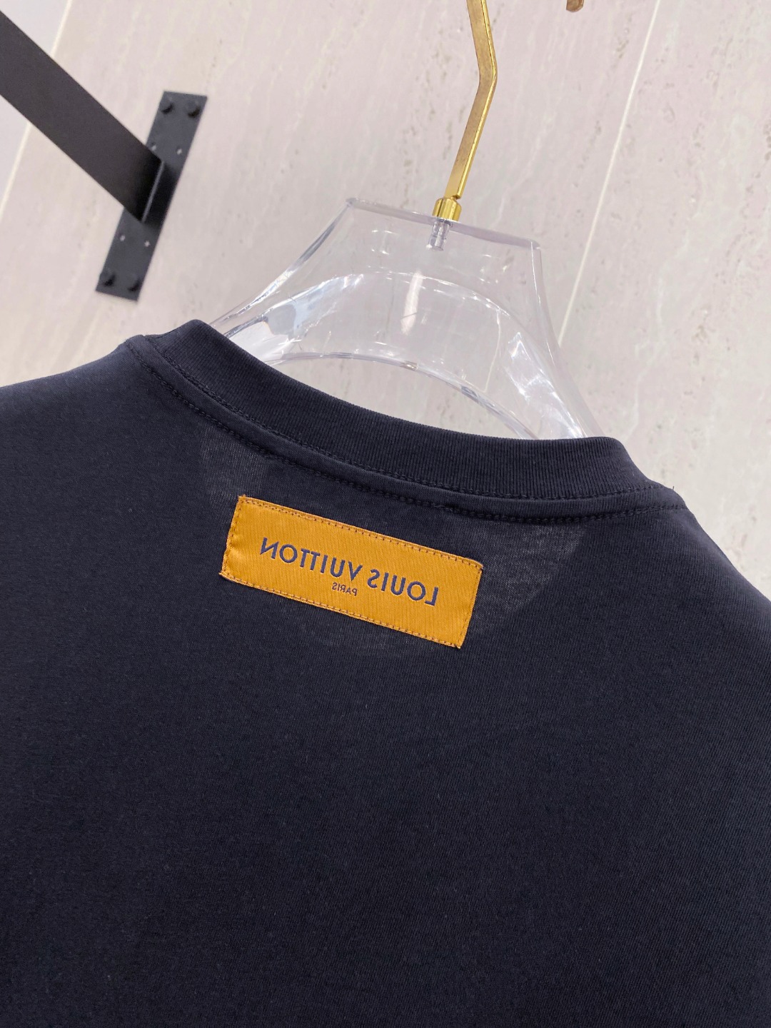 路易威*1V 25SS春夏新款首发专柜最新款短袖圆领T恤 高端订制 设计前卫时尚！品牌logo重工艺设计