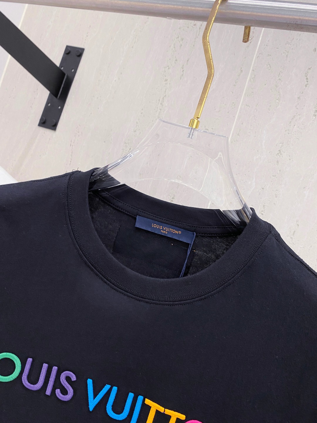 路易威*1V 25SS春夏新款首发专柜最新款短袖圆领T恤 高端订制 设计前卫时尚！品牌logo重工艺设计