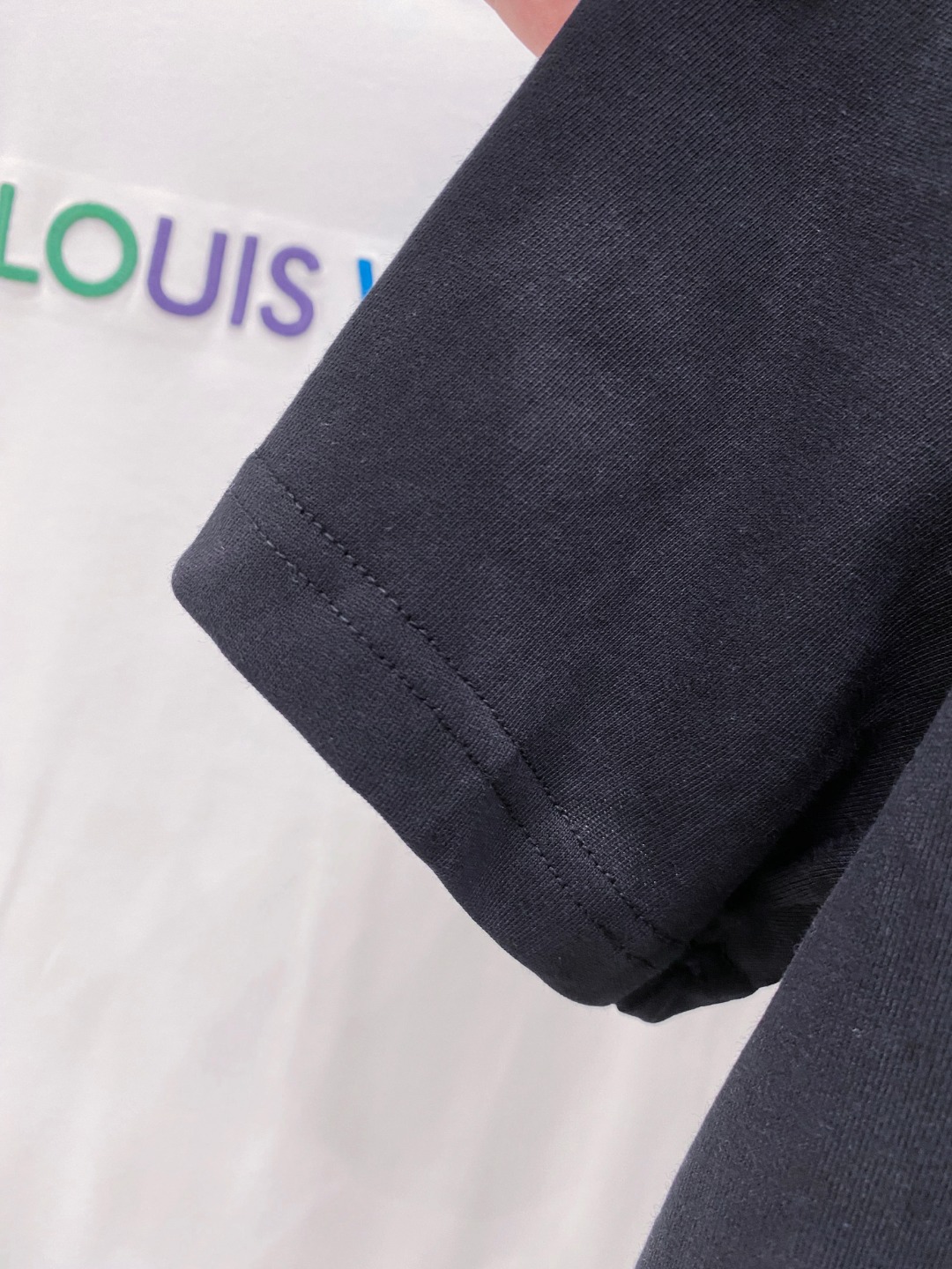 路易威*1V 25SS春夏新款首发专柜最新款短袖圆领T恤 高端订制 设计前卫时尚！品牌logo重工艺设计