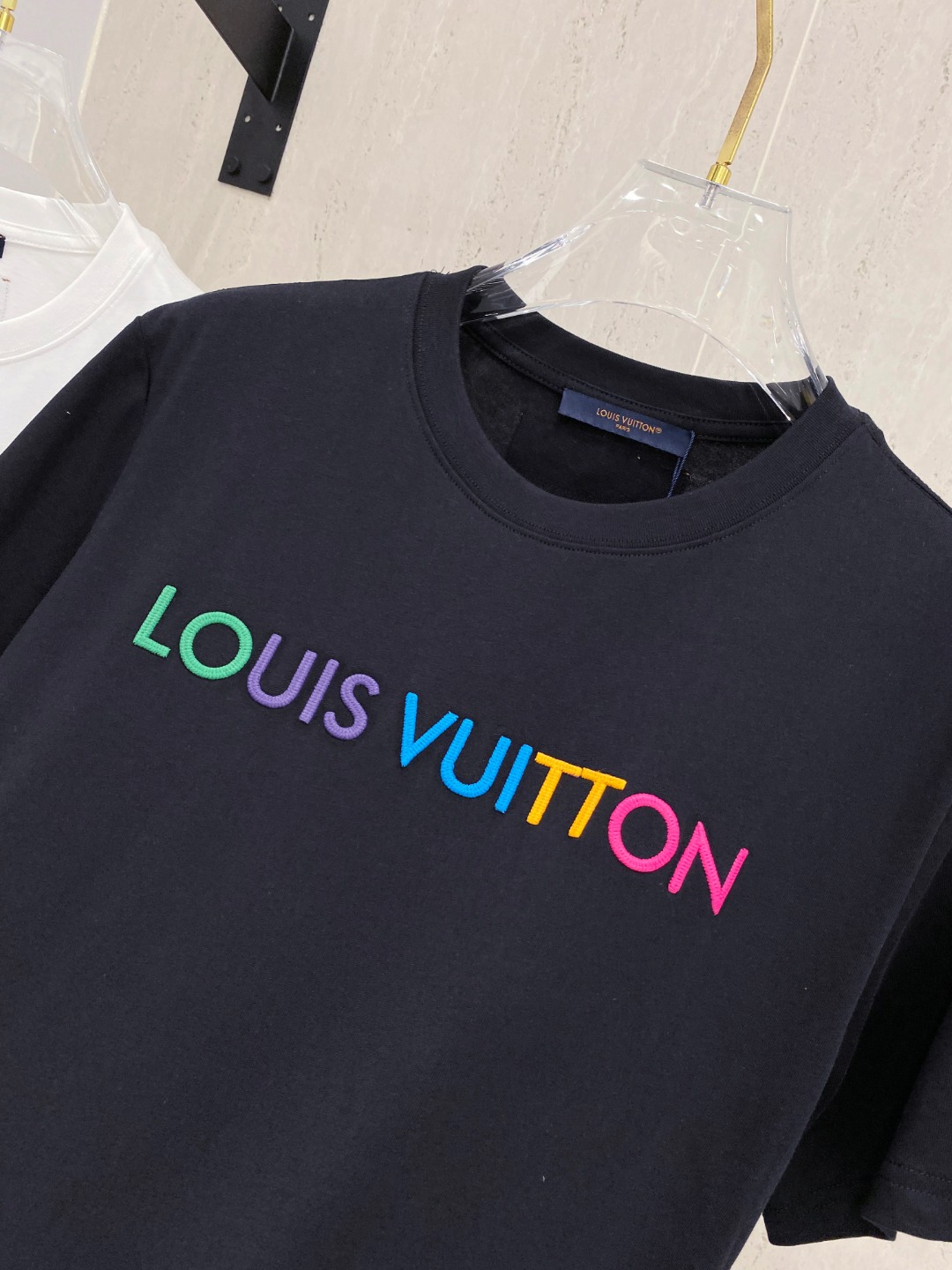 路易威*1V 25SS春夏新款首发专柜最新款短袖圆领T恤 高端订制 设计前卫时尚！品牌logo重工艺设计