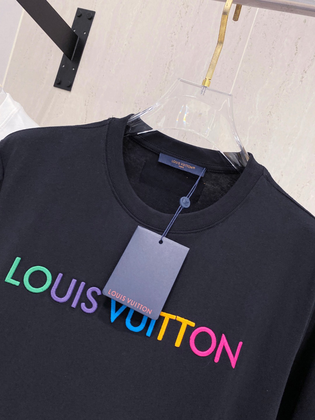 路易威*1V 25SS春夏新款首发专柜最新款短袖圆领T恤 高端订制 设计前卫时尚！品牌logo重工艺设计