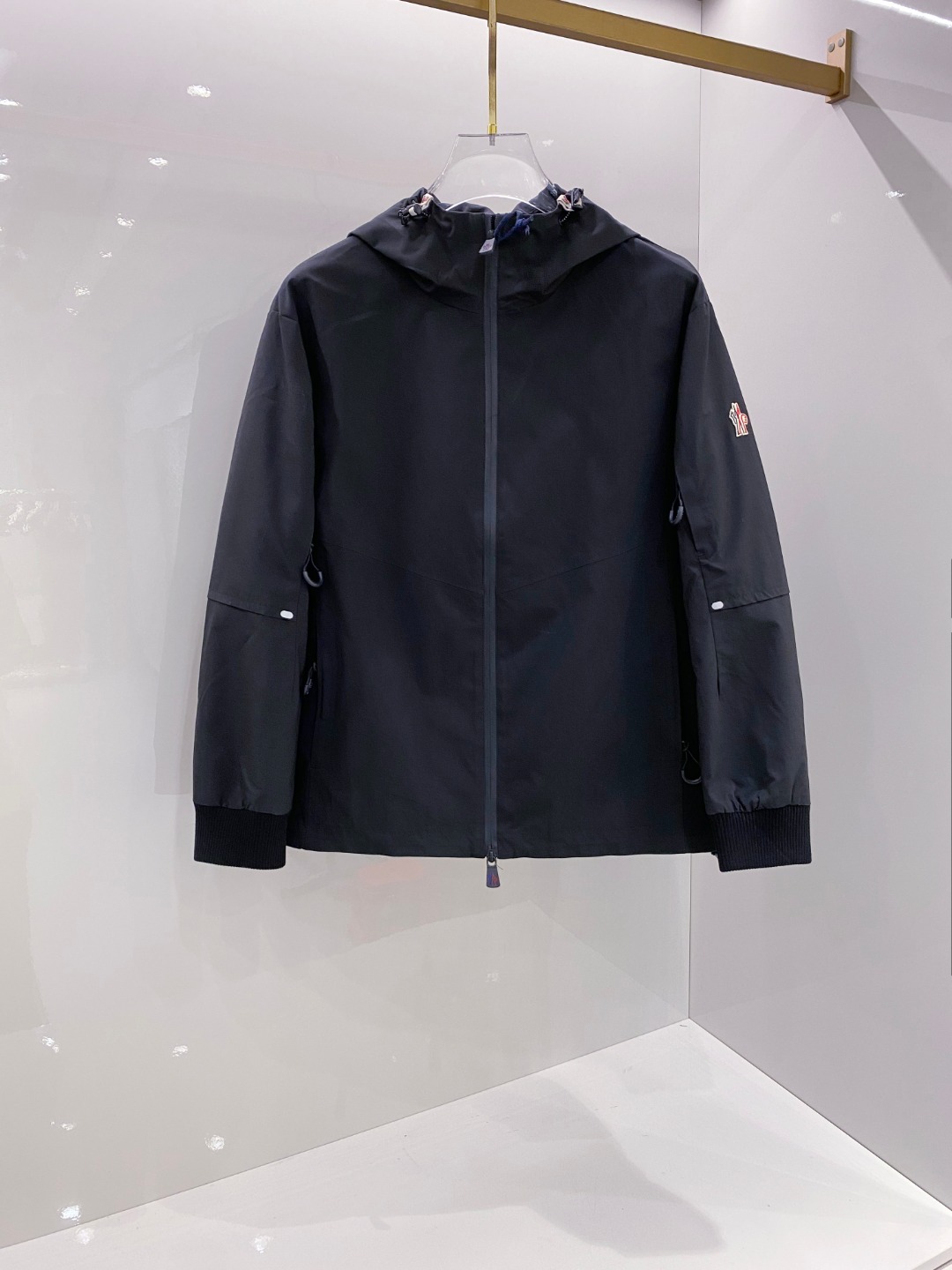 NO:498467,The new autumn style of the 25ss masked Autumn style. The same style of men's jacket on the official website, the original three-standard complete high-end version. Customized fabric. High breathability and comfort, impeccable details, brand elements design concept, reflecting high quality. The feel is delicate and soft. It presents casual cut, and the upper body style is superb. Number of sizes M-3XL, Moncler, jackets & coats, jackets & coats, alexander wang19860909蒙口25ss秋季新款 官网同款男士夹克外套,原单三标齐全高端版本 定制面料 透气舒适度高,细节无可挑剔,品牌元素设计理念,体现高品质.手感细腻柔软 呈现休闲裁剪,上身版型超赞 码数M-3XL,,Moncler,jackets & coats,jackets & coats,alexander wang,Men's clothing