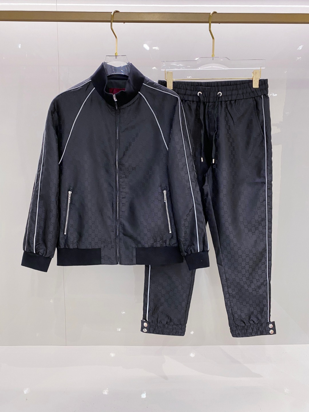 NO:498461,Clothes, 300 Pants, same style as Gucci official website, complete with three standards!  2025 early autumn new men's jacket suit, fashionable and casual high-end version!  Customized fabrics for counters are breathable and comfortable, with impeccable details, and the brand element design concept reflects high quality. The feel is delicate and soft!  It is casually cut, with a great upper body style!  Code number M-3XL, gucci,gucci,jackets & coats,jackets & coats,alexander wang19860909衣服 裤子300 Gucci 古驰官网同款,三标齐全！2025早秋新款男士夹克外套套装,时尚休闲高端版本！专柜定制面料 透气舒适度高,细节无可挑剔,品牌元素设计理念,体现高品质.手感细腻柔软！呈现休闲裁剪,上身版型超赞！码数M-3XL,,gucci,gucci,jackets & coats,jackets & coats,alexander wang,Men's clothing