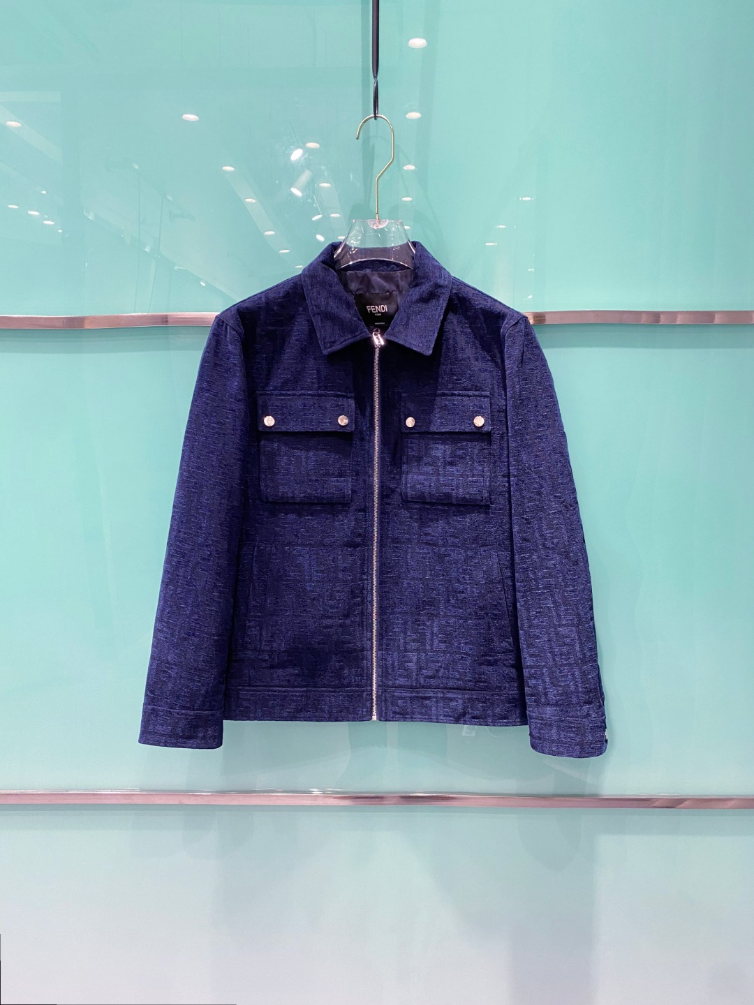 NO:521453,2025SS autumn and winter new Fendi Fendi jacquard jacket, customized counter fabric, breathable and comfortable, impeccable details, brand element design concept, reflecting high quality. It feels delicate and soft!  It is casually cut, with a great upper body style!  Wearing it is comfortable and slim, lazy and casual, combined with clean and simple colors, it is particularly pleasing to look at. It is suitable for daily wear~ I love to launch sports items embellished with vitality prints to welcome the arrival of the warm season. Size 48-56, fendi, fendi, jackets & coats, jackets & coats, alexander wang198609092025SS秋冬新品芬迪Fendi提花夹克外套 专柜定制面料 透气舒适度高,细节无可挑剔,品牌元素设计理念,体现高品质.手感细腻柔软！呈现休闲裁剪,上身版型超赞！穿上就是舒适自在又显瘦的存在,慵懒而随性,结合干净简单的色系就特别耐看,适合日常穿着~倾情推出缀饰活力印花的运动单品,迎接温暖季节的到来. 尺码48-56,,fendi,fendi,jackets & coats,jackets & coats,alexander wang,Men's clothing