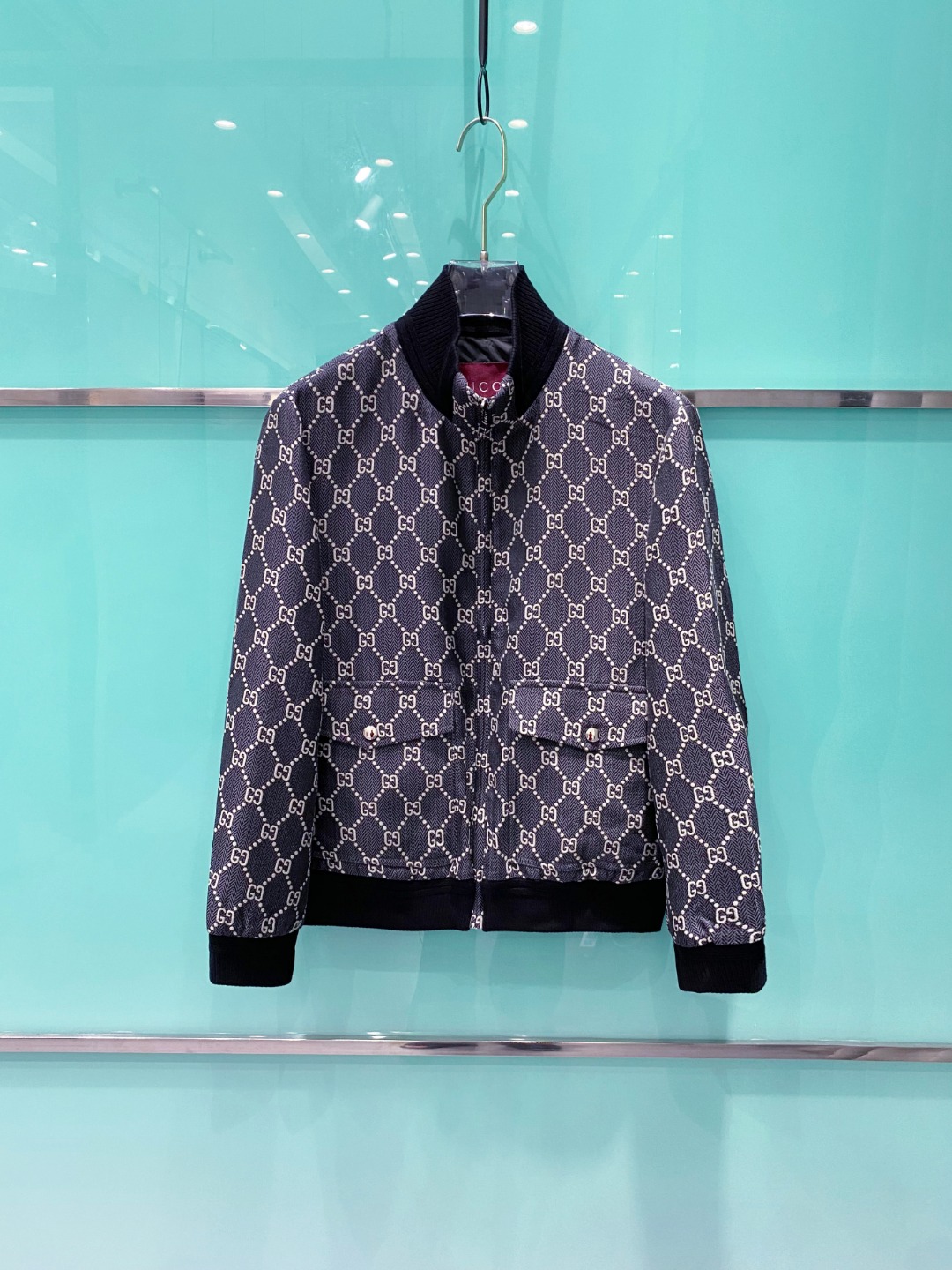 NO:521462,Gucci 2025SS Autumn and Winter New Jacquard Jacket Series Customized Fabrics for Gucci, high breathability and comfort, impeccable details, brand elements design concept, reflecting high quality. It feels delicate and soft!  It is casually cut, with a great upper body style!  Wearing it is comfortable and slim, lazy and casual, combined with clean and simple colors, it is particularly pleasing to look at, suitable for daily wear~ I love to launch sports items embellished with vitality prints to welcome the arrival of the warm season. Color Black Size 48-56,,gucci,jackets & coats,jackets & coats,alexander wang19860909Gucci 古奇2025SS秋冬新品提花夹克外套 系列 专柜定制面料 透气舒适度高,细节无可挑剔,品牌元素设计理念,体现高品质.手感细腻柔软！呈现休闲裁剪,上身版型超赞！穿上就是舒适自在又显瘦的存在,慵懒而随性,结合干净简单的色系就特别耐看,适合日常穿着~倾情推出缀饰活力印花的运动单品,迎接温暖季节的到来. 颜色 黑色 尺码48-56,,gucci,jackets & coats,jackets & coats,alexander wang,Men's clothing