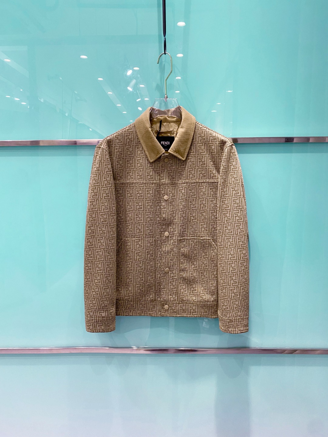 NO:521459,2025SS autumn and winter new Fendi Fendi presbyop jacket, customized counter fabric, breathable and comfortable, impeccable details, brand element design concept, reflecting high quality. It feels delicate and soft!  It is casually cut, with a great upper body style!  Wearing it is comfortable and slim, lazy and casual, combined with clean and simple colors, it is particularly pleasing to look at. It is suitable for daily wear~ I love to launch sports items embellished with vitality prints to welcome the arrival of the warm season. Size 48-56, fendi, fendi, jackets & coats, jackets & coats, alexander wang198609092025SS秋冬新品芬迪Fendi老花夹克外套 专柜定制面料 透气舒适度高,细节无可挑剔,品牌元素设计理念,体现高品质.手感细腻柔软！呈现休闲裁剪,上身版型超赞！穿上就是舒适自在又显瘦的存在,慵懒而随性,结合干净简单的色系就特别耐看,适合日常穿着~倾情推出缀饰活力印花的运动单品,迎接温暖季节的到来. 尺码48-56,,fendi,fendi,jackets & coats,jackets & coats,alexander wang,Men's clothing