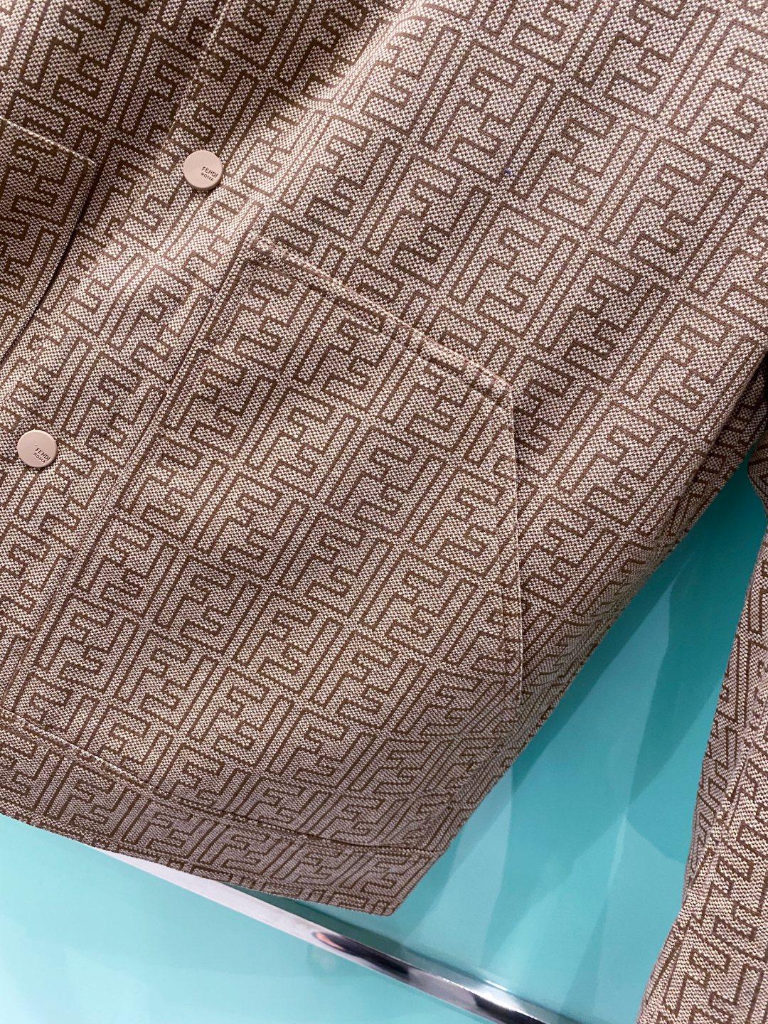 2026SS春季新品🆕芬迪Fendi老花夹克外套 专柜定制面料 透气舒适度高，细节无可挑剔，品牌元素设计