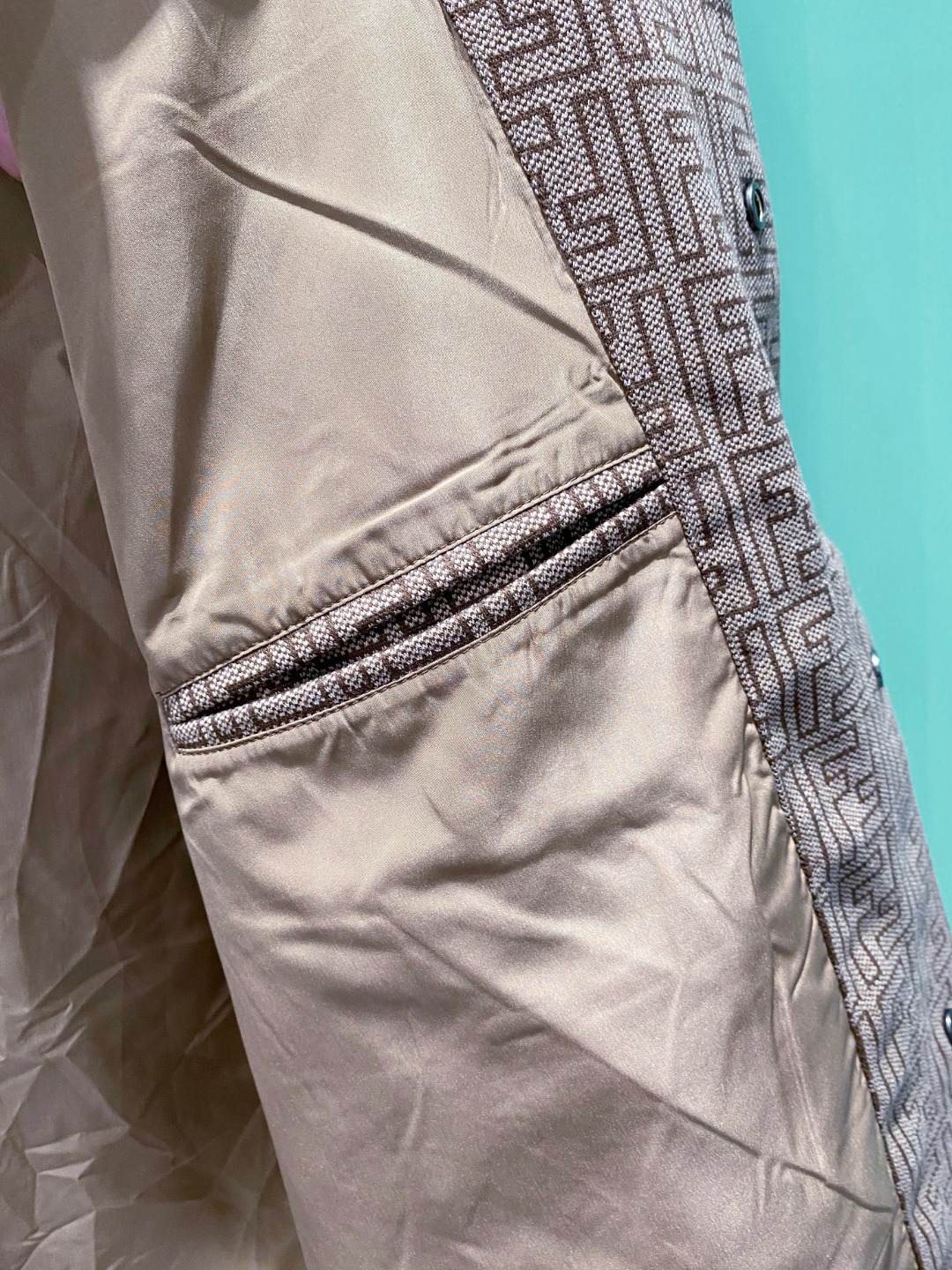 2026SS春季新品🆕芬迪Fendi老花夹克外套 专柜定制面料 透气舒适度高，细节无可挑剔，品牌元素设计