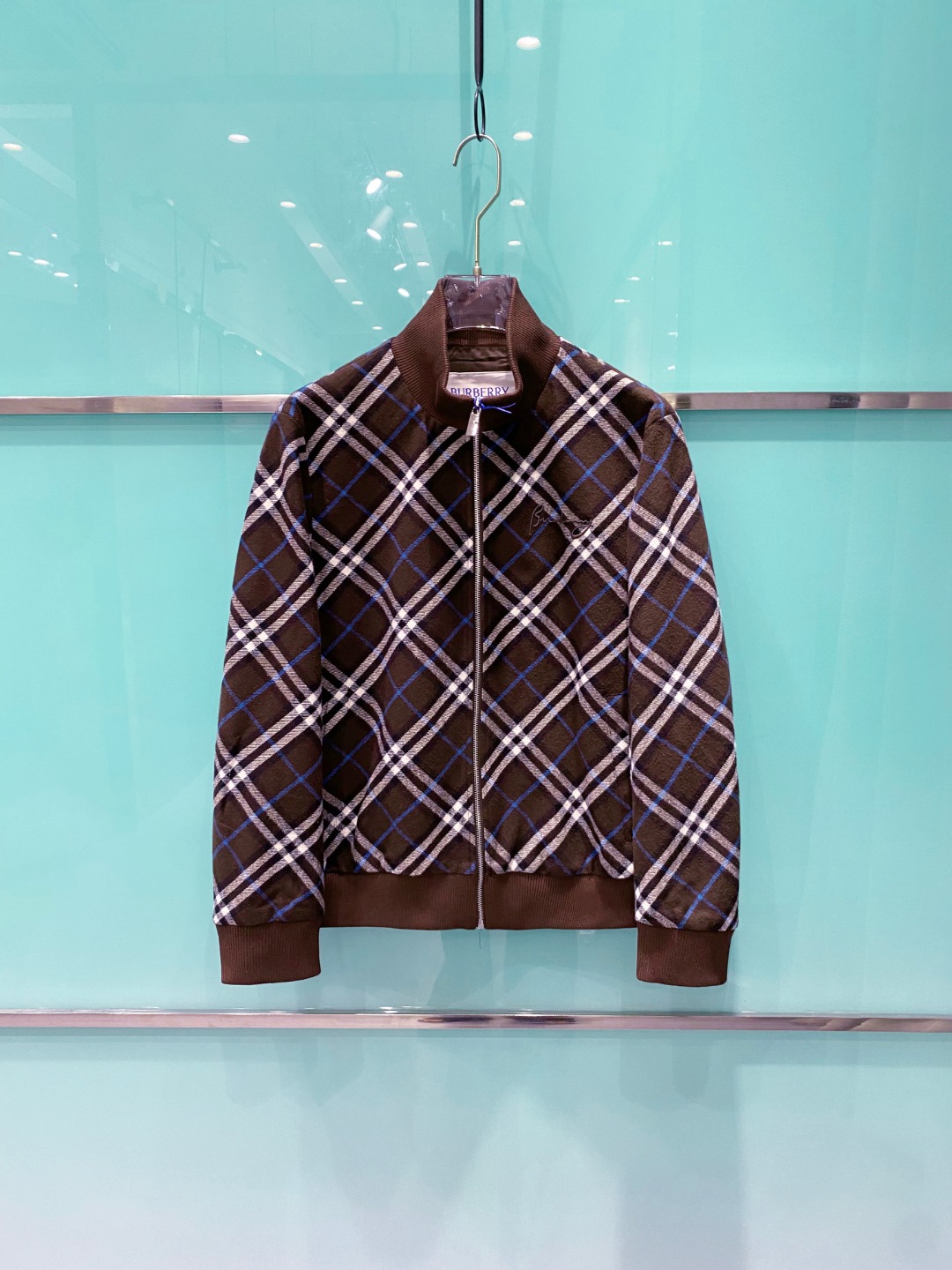 NO:521456,2025SS autumn and winter new Burberry plaid jacket series, custom-made fabric for counter, breathable and comfortable, impeccable details, brand element design concept, reflecting high quality. It feels delicate and soft!  It is casually cut, with a great upper body style!  Wearing it is comfortable and slim, lazy and casual, combined with clean and simple colors, it is particularly pleasing to look at. It is suitable for daily wear~ I love to launch sports items embellished with vitality prints to welcome the arrival of the warm season. Size 48-56, burberry, jackets & coats, jackets & coats, alexander wang198609092025SS秋冬新品巴宝莉格子夹克外套 系列 专柜定制面料 透气舒适度高,细节无可挑剔,品牌元素设计理念,体现高品质.手感细腻柔软！呈现休闲裁剪,上身版型超赞！穿上就是舒适自在又显瘦的存在,慵懒而随性,结合干净简单的色系就特别耐看,适合日常穿着~倾情推出缀饰活力印花的运动单品,迎接温暖季节的到来. 尺码48-56,,burberry,jackets & coats,jackets & coats,alexander wang,Men's clothing