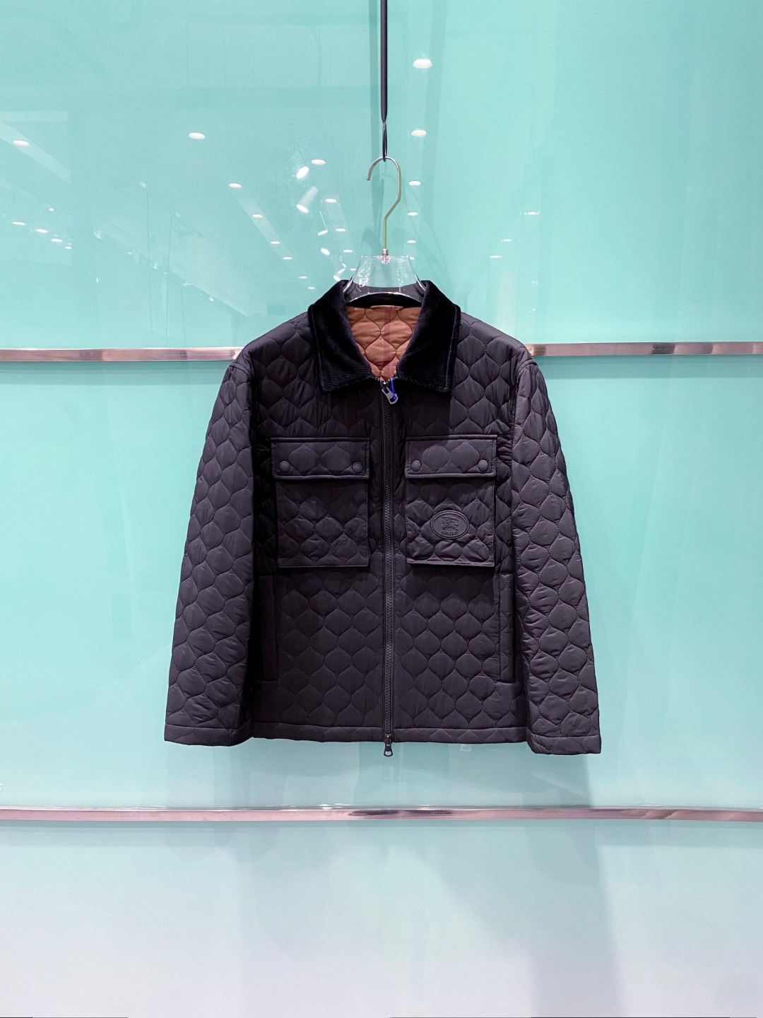 NO:521468,BURBERRY/Burberry autumn and winter men's cotton plaid jacket ~ This cotton jacket is made of imported materials, made of thick and dense, with the superior characteristics of scratch and wear resistance. Moreover, this fabric has excellent wrinkle resistance, stand upright, wrinkle-resistant, non-sticky, and is low-key and fashionable. The inner plaid design has high brand recognition, reflecting the combination of tradition and classic~  The classic diamond quilted pattern decoration is very Bur's consistent British style. The imported machine pressing grid technology is trimmed with three-dimensional cutting of grids. The whole piece uses diamond quilted line craftsmanship. Its three-dimensional structure is fashionable and fashionable. The cotton jacket that can make people shine. It is exquisitely made. Each line is completely in accordance with the EU standards. Each grid is so full, with a light upper body, but the H-shaped upper body does not look bloated at all, and it can easily accommodate all kinds of figures!  The lapel design adds three-dimensionality to the minimalist version!  A simple style that you will fall in love with at first glance. This type of cotton jacket is rare, so buy and cherish it!  Color black Size 48-56, Burberry, Burberry, Jackets & coats, Jackets & coats, Alexander wang19860909BURBERRY/巴宝莉秋冬男士棉衣格纹夹克外套~此款棉服夹克取材客供进口材质制成面料手感厚实密度极高具有防刮耐磨的优越特性,并且这种面料,抗皱性非常出色,立挺抗皱不沾灰,标新立异拉链翻盖口袋低调又时髦,内里经典格子设计,品牌辨识度高,体现传统与经典的结合～ 满幅经典的菱形绗缝图案装饰非常具有Bur一贯的英伦格调风格,进口机压线格工艺对格立体剪裁,整一件用了菱格纹绗线工艺细致它的立体状结构时尚出街超高回头率能让人眼前一亮的棉服就是它了,精致做工,每一条走线完全按照欧盟要求标准,每一格充绒都是那么饱满,上身轻盈,H版型上身却丝毫不显臃肿,轻松包容各种身形！翻领设计,给极简的版型增添了立体感！简约却一眼就会爱上的款,这种版型的棉服真不多见,且买且珍惜！ 颜色黑色 尺码48-56,,burberry,burberry,jackets & coats,jackets & coats,alexander wang,Men's clothing