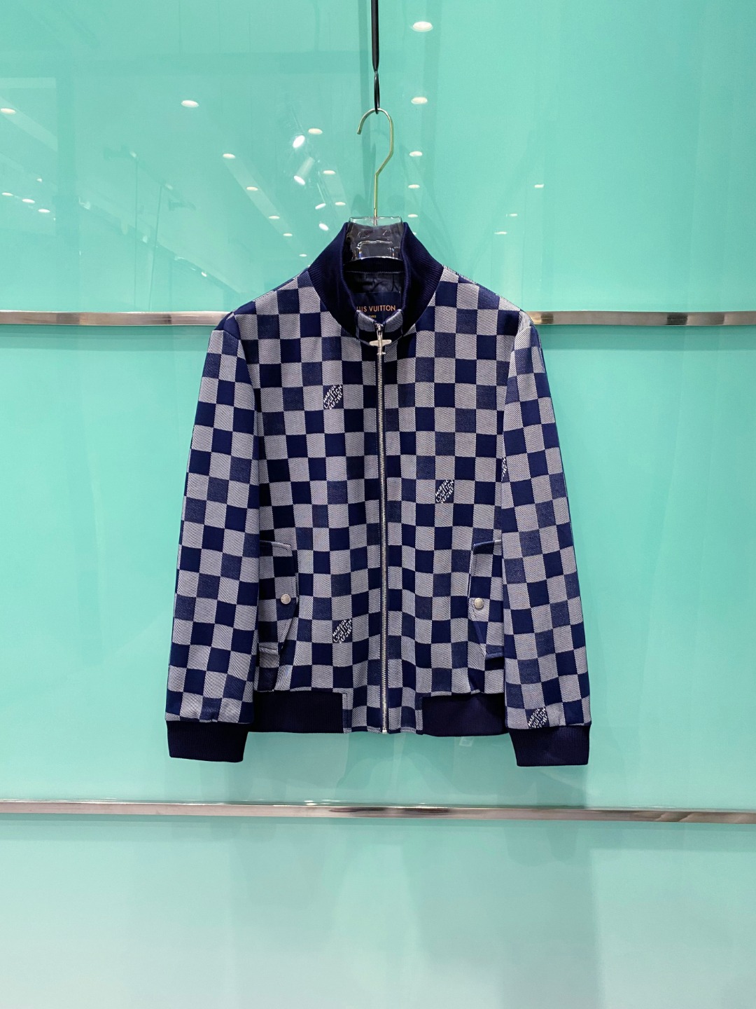 NO:521471,2025SS autumn and winter new LV jacquard checkerboard jacket, customized counter fabric, breathable and comfortable, impeccable details, brand element design concept, reflecting high quality. It feels delicate and soft!  It is casually cut, with a great upper body style!  Wearing it is comfortable and slim, lazy and casual, combined with clean and simple colors, it is particularly pleasing to look at, suitable for daily wear~ I love to launch sports items embellished with vitality prints to welcome the arrival of the warm season. Size 48-56,,louis vuitton,jackets & coats,jackets & coats,alexander wang198609092025SS秋冬新品LV提花棋盘格夹克外套 专柜定制面料 透气舒适度高,细节无可挑剔,品牌元素设计理念,体现高品质.手感细腻柔软！呈现休闲裁剪,上身版型超赞！穿上就是舒适自在又显瘦的存在,慵懒而随性,结合干净简单的色系就特别耐看,适合日常穿着~倾情推出缀饰活力印花的运动单品,迎接温暖季节的到来. 尺码48-56,,louis vuitton,jackets & coats,jackets & coats,alexander wang,Men's clothing