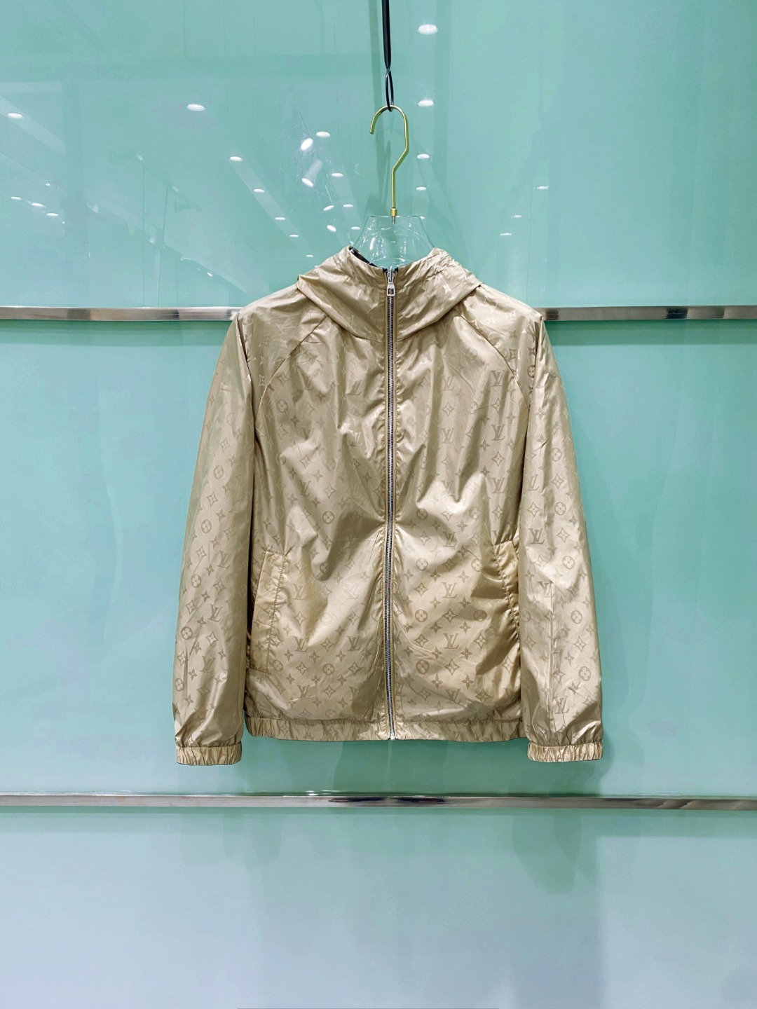 NO:521470,[New Product] 2025FW early autumn new LV men's fashionable casual hooded double-sided jacket. The double-sided combination design uses classic brand presbyterian pattern elements on one side, which is quite recognizable, has a profound fashion charm, a strong retro and fashionable tone. On the other hand, it is a restrained, steady and basic and versatile black series, with exquisite brand silicone logo on the sleeves!  The two styles of color matching can be freely worn according to the actual scene. The solid color is suitable for regular and orthodox dressing needs of all occasions. The outstanding printed surface is more suitable for street styles, showing the vitality of the city, and has a high shaping and practical wearability!  The model dominated by fabrics and craftsmanship, Japan Toray customized fabrics have waterproof and windproof characteristics, and are both comfortable and breathable. The upper body is light and has no burden. The hooded design has a strong sense of overall details and quality. All auxiliary materials are supplied by customers. The electroplated bronze metal zipper is quite outstanding, very expensive, luxurious and high-end!  The outline structure of the whole body continues the basic form of V Dengjia, showing the simple and atmospheric characteristics in place, with full upper body shapes, both business and leisure, and easy to control various body shapes, and the outfit meets the needs of the transition season!  Color black Size M L XL XXL XXXL Size data M: bust 114cm-shoulder width 58.8cm-shoulder sleeve length 74cm L: bust 118cm-shoulder width 60cm-shoulder sleeve length 76cm XL: bust 122cm-shoulder width 61.2cm-shoulder sleeve length 78cm XXL: bust 126cm-shoulder width 62.4cm-shoulder sleeve length 80cm XXXL: bust 130cm-shoulder width 63.6cm-shoulder sleeve length 82cm, louis vuitton, jackets & coats, jackets & coats, hats, alexander wang19860909【新品】2025FW早秋新款LV男士时尚休闲连帽双面穿夹克外套.双面组合设计,一面运用了经典品牌老花图案元素,辨识度颇为鲜明,颇具深厚的时装韵味,浓浓的复古时髦腔调,一面为内敛稳重而基础百搭的黑色系,袖臂处饰有精致品牌硅胶标识！两种风格配色可根据实际场景进行自由穿搭,纯色系满足于常规正统且包容所有场合的的着装需求,出挑的印花面更适用于出街造型,尽显都市活力色彩,且塑造性和实穿性极高！以面料和工艺为主导的款,日本东丽公司订制面料,具备防水防风特性,舒适性与透气性兼备,上身轻便且无负担感,连帽的设计,整体细节品质感超强,辅料全系客供,电镀古铜色金属拉链颇为出彩,非常贵奢高级！通体的轮廓构造延续了V登家基础形态,将简约大气的特征表现到位,上身型款十足,商务与休闲兼备,轻松驾驭各种身型,穿搭符合过渡季的需求！ 颜色黑色 尺码M L XL XXL XXXL 尺码数据 M码:胸围114cm-肩宽58.8cm-连肩袖长74cm L码:胸围118cm-肩宽60cm-连肩袖长76cm XL码:胸围122cm-肩宽61.2cm-连肩袖长78cm XXL码:胸围126cm-肩宽62.4cm-连肩袖长80cm XXXL码:胸围130cm-肩宽63.6cm-连肩袖长82cm,,louis vuitton,jackets & coats,jackets & coats,hats,alexander wang,Men's clothing