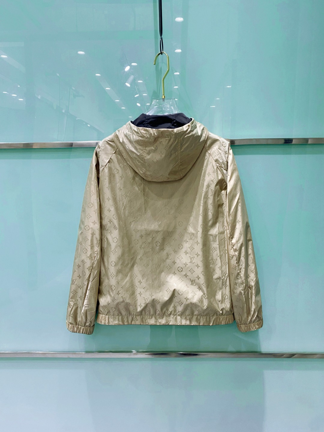 【新品】2026ss春季新款LV男士时尚休闲连帽双面穿夹克外套。双面组合设计，一面运用了经典品牌老花图案