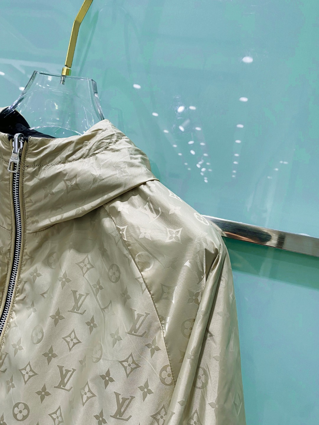 【新品】2026ss春季新款LV男士时尚休闲连帽双面穿夹克外套。双面组合设计，一面运用了经典品牌老花图案