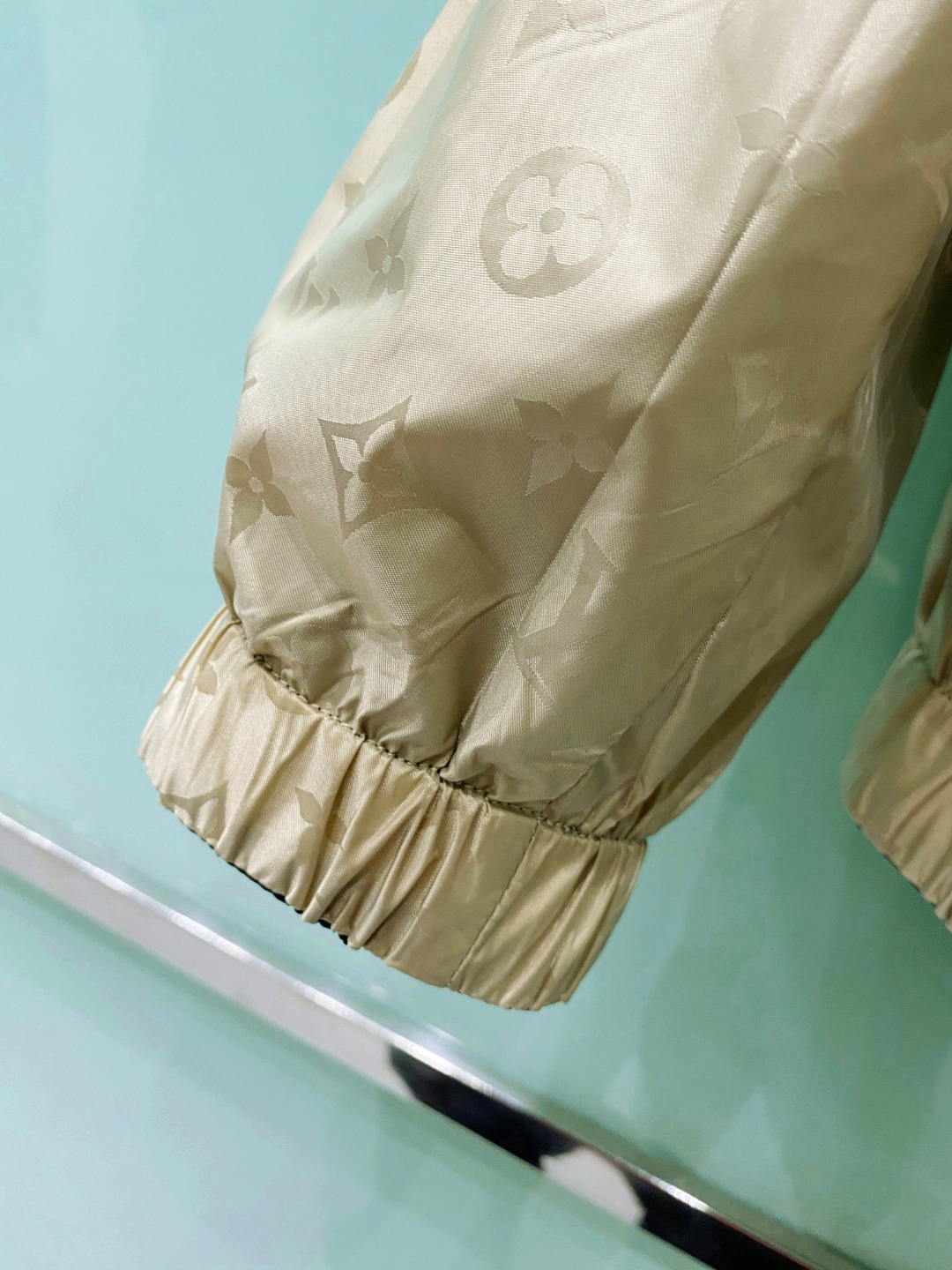 【新品】2026ss春季新款LV男士时尚休闲连帽双面穿夹克外套。双面组合设计，一面运用了经典品牌老花图案