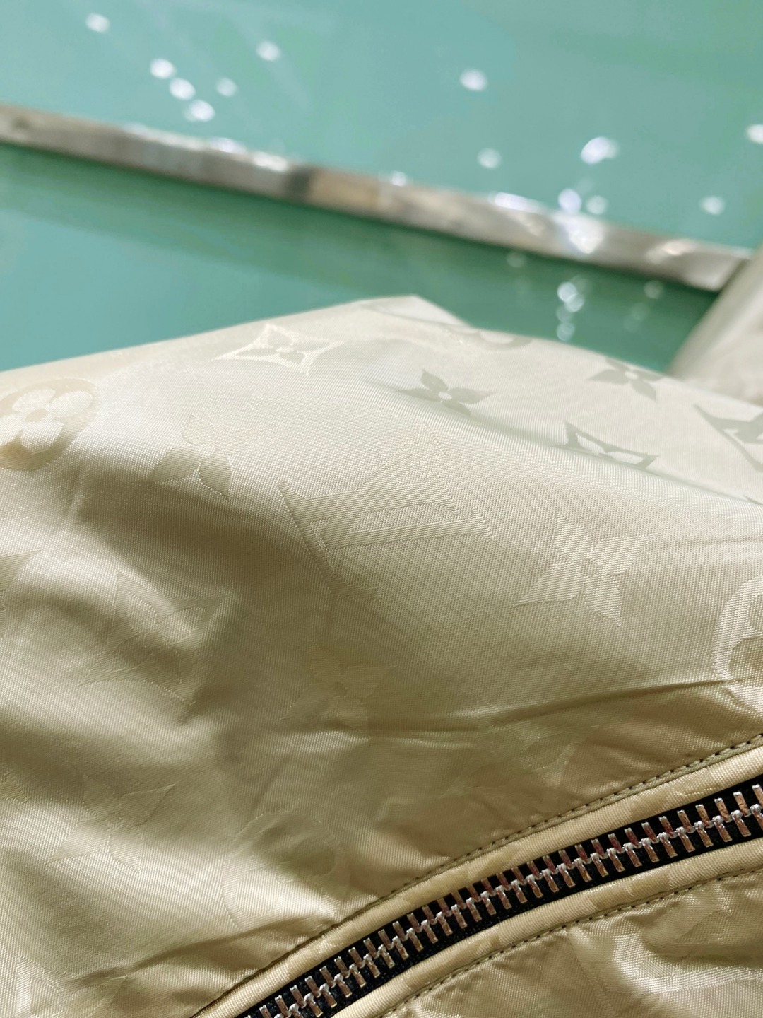 【新品】2026ss春季新款LV男士时尚休闲连帽双面穿夹克外套。双面组合设计，一面运用了经典品牌老花图案