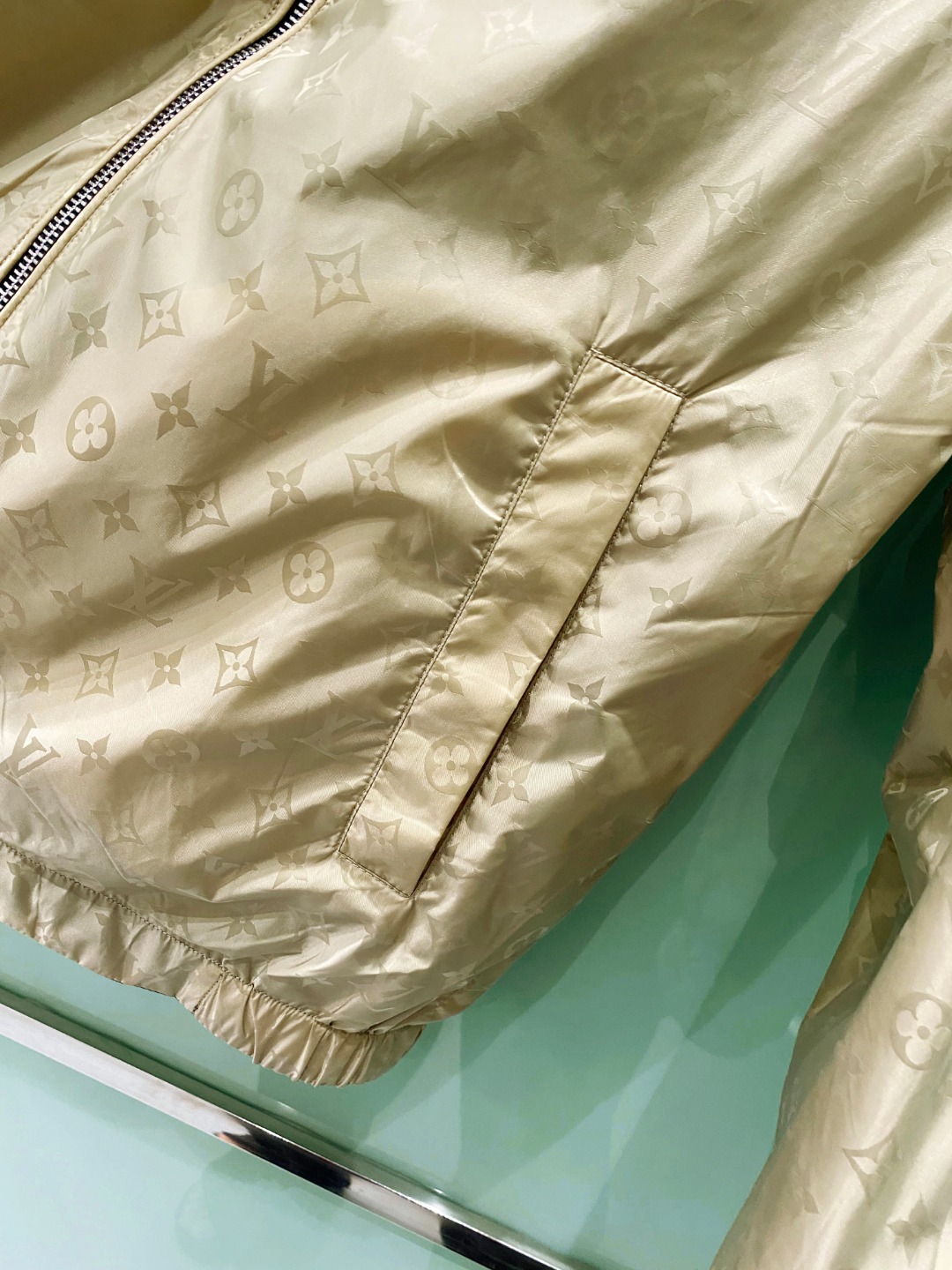 【新品】2026ss春季新款LV男士时尚休闲连帽双面穿夹克外套。双面组合设计，一面运用了经典品牌老花图案