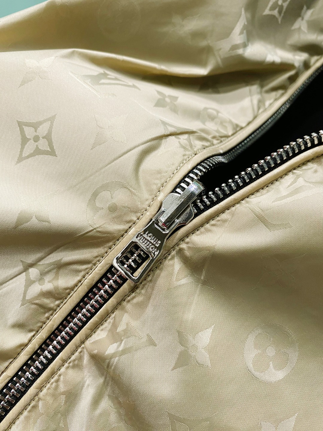 【新品】2026ss春季新款LV男士时尚休闲连帽双面穿夹克外套。双面组合设计，一面运用了经典品牌老花图案