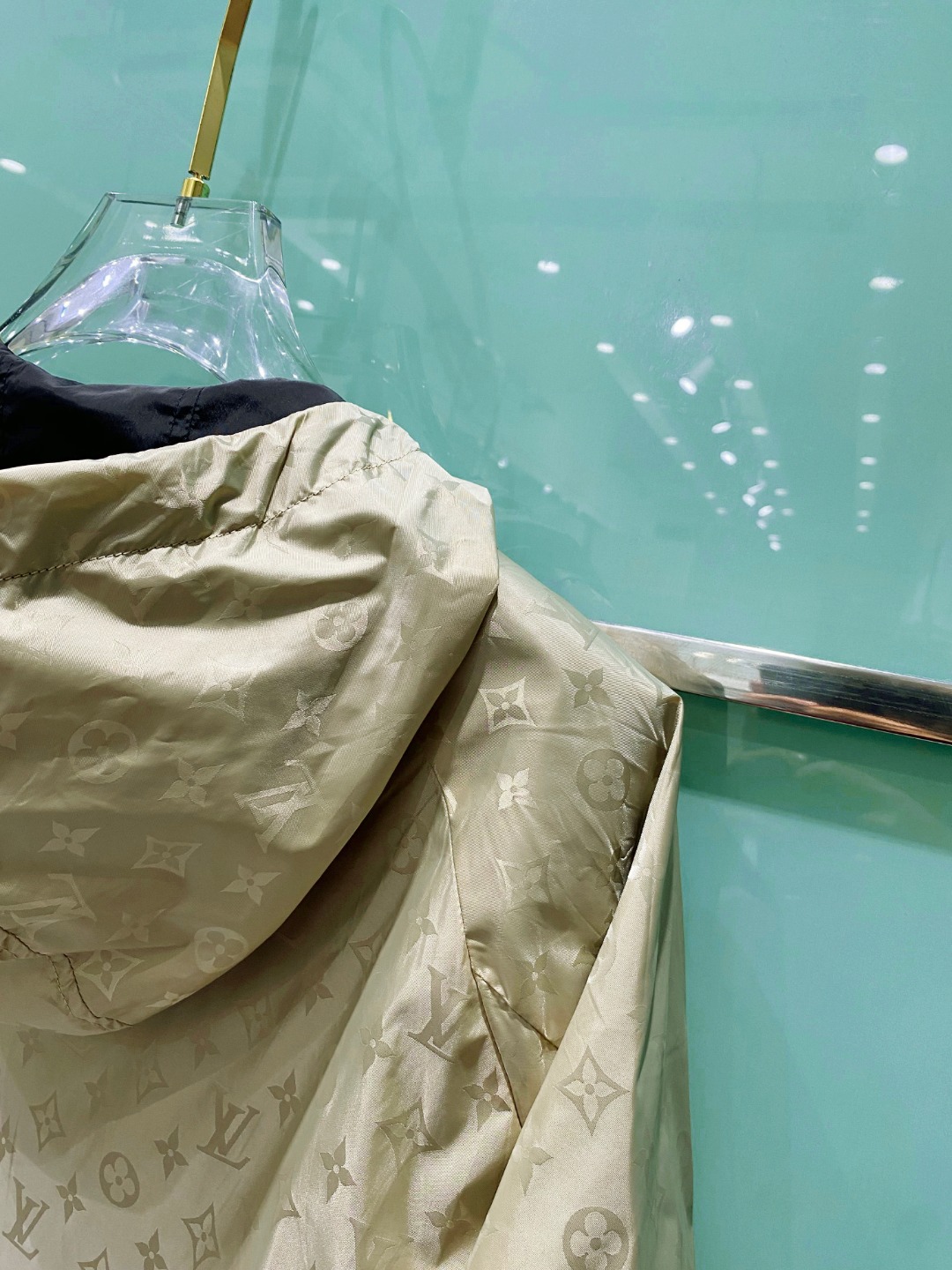 【新品】2026ss春季新款LV男士时尚休闲连帽双面穿夹克外套。双面组合设计，一面运用了经典品牌老花图案