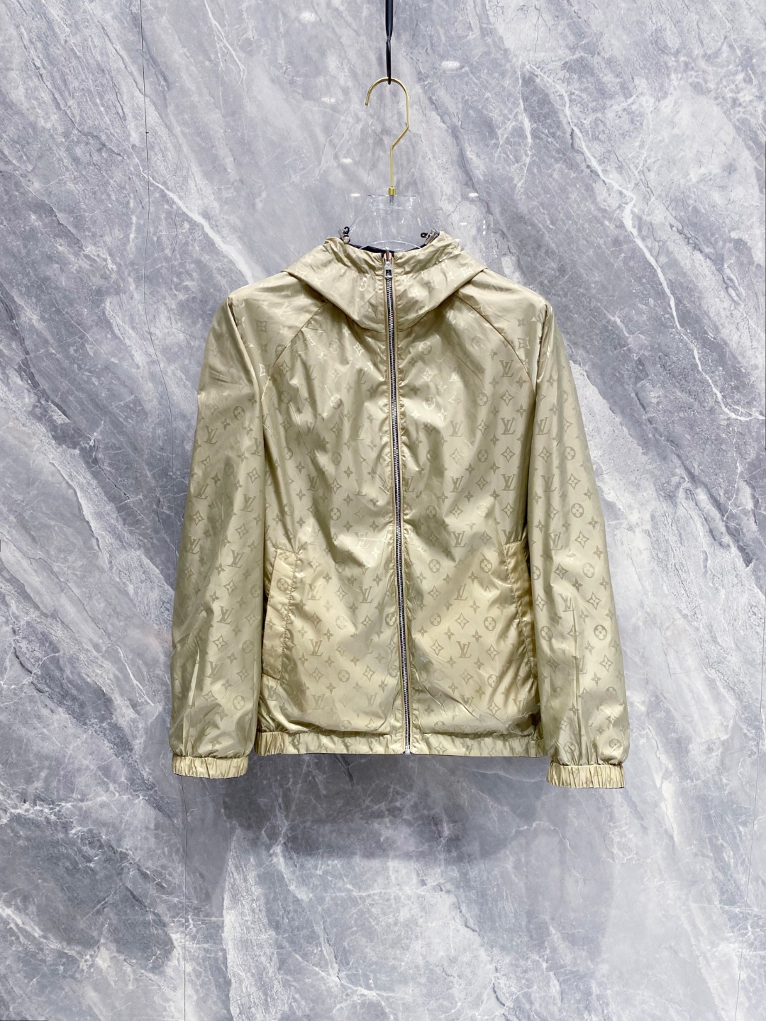 NO:735477,[New Product] 2026ss spring new LV men's fashion casual hooded double-sided jacket. Double-sided combination design, one side uses the classic brand presbyopia pattern elements, which is quite recognizable, has a profound fashion charm, and a strong retro fashion accent. The other side is restrained, stable, and basic and versatile black color, and the sleeve arms are decorated with exquisite brand silicone logos!  The two styles of colors can be freely worn according to the actual scene. The solid color series meets the conventional and orthodox dressing needs and is inclusive of all occasions. The outstanding printed surface is more suitable for street styling, showing the vibrant urban colors, and is highly fashionable and practical!  This model is dominated by fabrics and craftsmanship. The fabrics are customized by Japan's Toray. They are waterproof and windproof, comfortable and breathable. The upper body is light and unburdened. The hooded design has a strong overall sense of quality in the details. All accessories are supplied by customers. The electroplated bronze metal zipper is quite outstanding. It is very luxurious and high-end!  The all-over silhouette structure continues the basic shape of V Dengjia, expressing the simple and elegant features in place. The upper body is full of shape, suitable for both business and leisure, and can easily control various body shapes. The outfit meets the needs of the transition season!  Color Black Size M L  XXL code: bust 126cm - shoulder width 62.4cm - raglan sleeve length 80cm XXXL code: bust 130cm - shoulder width 63.6cm - raglan sleeve length 82cm,,louis vuitton,jackets & coats,jackets & coats,hats,19860909【新品】2026ss春季新款LV男士时尚休闲连帽双面穿夹克外套.双面组合设计,一面运用了经典品牌老花图案元素,辨识度颇为鲜明,颇具深厚的时装韵味,浓浓的复古时髦腔调,一面为内敛稳重而基础百搭的黑色系,袖臂处饰有精致品牌硅胶标识！两种风格配色可根据实际场景进行自由穿搭,纯色系满足于常规正统且包容所有场合的的着装需求,出挑的印花面更适用于出街造型,尽显都市活力色彩,且塑造性和实穿性极高！以面料和工艺为主导的款,日本东丽公司订制面料,具备防水防风特性,舒适性与透气性兼备,上身轻便且无负担感,连帽的设计,整体细节品质感超强,辅料全系客供,电镀古铜色金属拉链颇为出彩,非常贵奢高级！通体的轮廓构造延续了V登家基础形态,将简约大气的特征表现到位,上身型款十足,商务与休闲兼备,轻松驾驭各种身型,穿搭符合过渡季的需求！ 颜色黑色 尺码M L XL XXL XXXL 尺码数据 M码:胸围114cm-肩宽58.8cm-连肩袖长74cm L码:胸围118cm-肩宽60cm-连肩袖长76cm XL码:胸围122cm-肩宽61.2cm-连肩袖长78cm XXL码:胸围126cm-肩宽62.4cm-连肩袖长80cm XXXL码:胸围130cm-肩宽63.6cm-连肩袖长82cm,,louis vuitton,jackets & coats,jackets & coats,hats,,Men's clothing