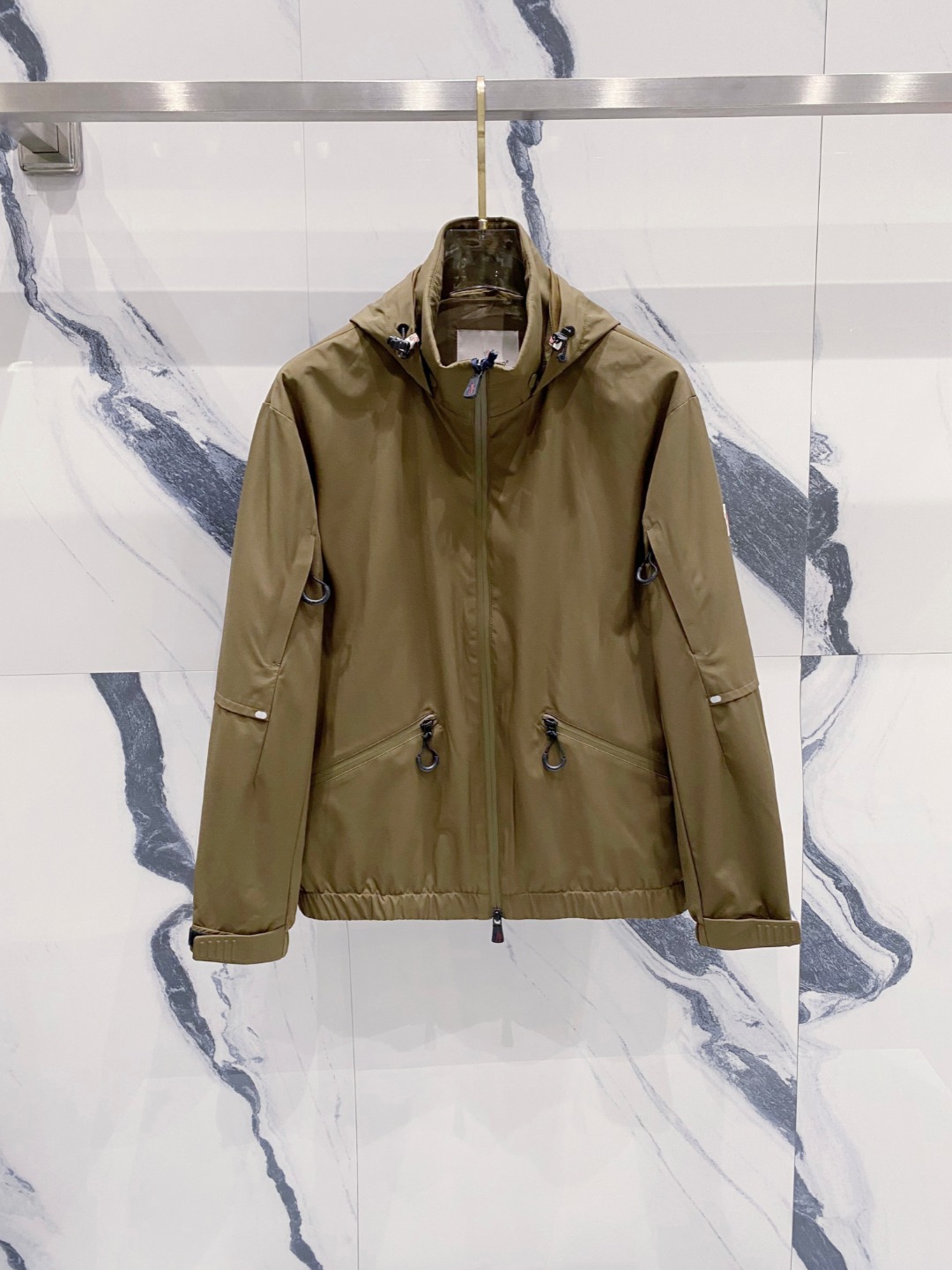 NO:528949,The new autumn style of the 25ss masked autumn, the same style of men's jacket on the official website, full-print jacquard logo, original single three-standard full high-end version, customized fabric, breathable and comfortable, impeccable details, brand element design concept, reflecting high quality. The feel is delicate and soft, presents casual cut, and the upper body style is excellent. Hei strongly recommends the code number M-3XL,, Moncler, jackets & coats, jackets & coats, alexander wang19860909蒙口25ss秋季新款 官网同款男士夹克外套,满印提花logo 原单三标齐全高端版本 定制面料 透气舒适度高,细节无可挑剔,品牌元素设计理念,体现高品质.手感细腻柔软 呈现休闲裁剪,上身版型超赞 hei强烈推荐 码数M-3XL,,Moncler,jackets & coats,jackets & coats,alexander wang,Men's clothing