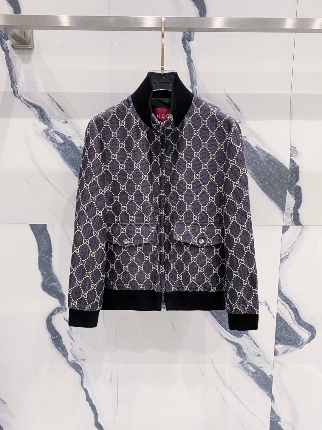 NO:528953,Gucci SS autumn and winter new jacquard jacket series, custom-made fabric for counter, breathable and comfortable, impeccable details, brand element design concept, reflecting high quality. It feels delicate and soft!  It is casually cut, with a great upper body style!  Wearing it is comfortable and slim, lazy and casual, combined with clean and simple colors, it is particularly pleasing to look at, suitable for daily wear~ I love to launch sports items embellished with vitality prints to welcome the arrival of the warm season. Color Black Size 48-56,,gucci,jackets & coats,jackets & coats,alexander wang19860909Gucci 古奇SS秋冬新品提花夹克外套 系列 专柜定制面料 透气舒适度高,细节无可挑剔,品牌元素设计理念,体现高品质.手感细腻柔软！呈现休闲裁剪,上身版型超赞！穿上就是舒适自在又显瘦的存在,慵懒而随性,结合干净简单的色系就特别耐看,适合日常穿着~倾情推出缀饰活力印花的运动单品,迎接温暖季节的到来. 颜色 黑色 尺码48-56,,gucci,jackets & coats,jackets & coats,alexander wang,Men's clothing