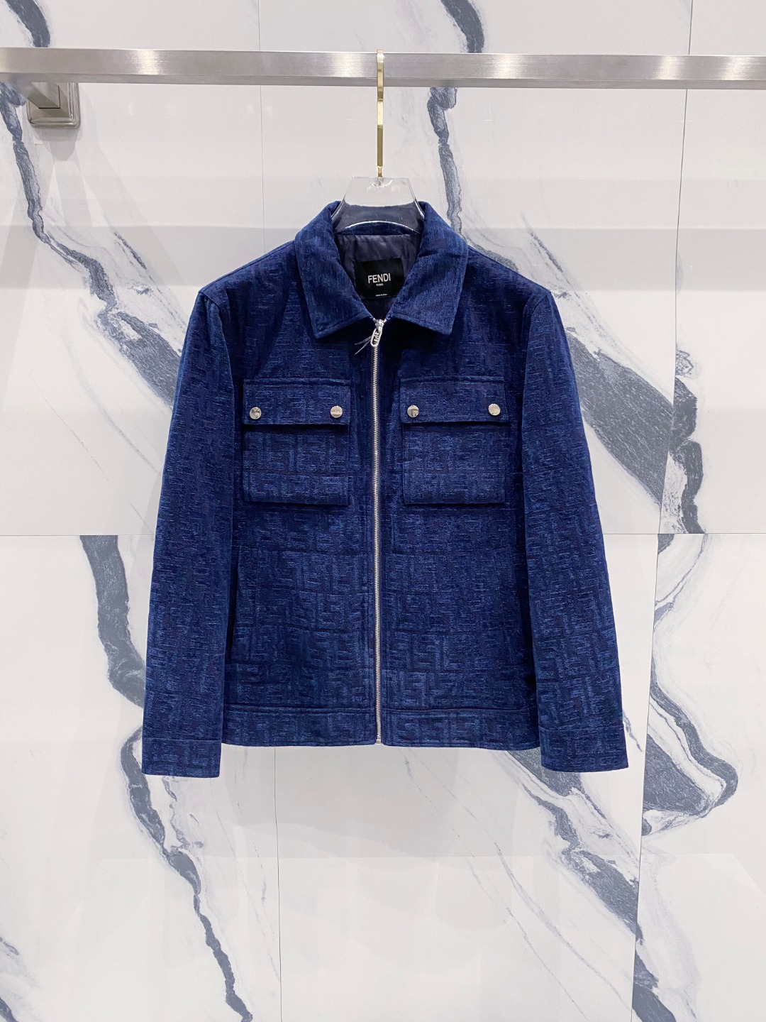 NO:528941,SS autumn and winter new Fendi Fendi jacquard jacket, customized counter fabric, breathable and comfortable, impeccable details, brand elements design concept, reflecting high quality. It feels delicate and soft!  It is casually cut, with a great upper body style!  Wearing it is comfortable and slim, lazy and casual, combined with clean and simple colors, it is particularly pleasing to look at. It is suitable for daily wear~ I love to launch sports items embellished with vitality prints to welcome the arrival of the warm season. Size 48-56, fendi, fendi, jackets & coats, jackets & coats, alexander wang19860909SS秋冬新品芬迪Fendi提花夹克外套 专柜定制面料 透气舒适度高,细节无可挑剔,品牌元素设计理念,体现高品质.手感细腻柔软！呈现休闲裁剪,上身版型超赞！穿上就是舒适自在又显瘦的存在,慵懒而随性,结合干净简单的色系就特别耐看,适合日常穿着~倾情推出缀饰活力印花的运动单品,迎接温暖季节的到来. 尺码48-56,,fendi,fendi,jackets & coats,jackets & coats,alexander wang,Men's clothing