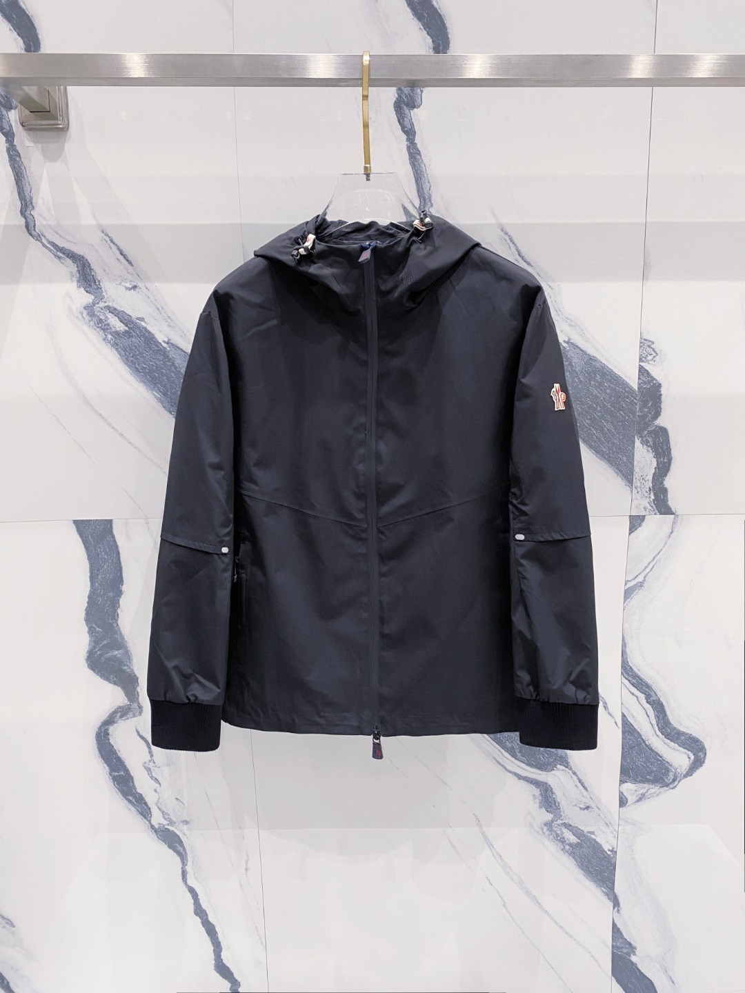 NO:528951,The new autumn style of the 25ss masked autumn. The same style of men's jacket on the official website, the original three-standard complete high-end version. Customized fabric. High breathability and comfort, impeccable details, brand elements design concept, reflecting high quality. The feel is delicate and soft. It presents casual cut and the upper body style is superb. Hei highly recommends the code number M-3XL, Moncler, jackets & coats, jackets & coats, alexander wang19860909蒙口25ss秋季新款 官网同款男士夹克外套,原单三标齐全高端版本 定制面料 透气舒适度高,细节无可挑剔,品牌元素设计理念,体现高品质.手感细腻柔软 呈现休闲裁剪,上身版型超赞 hei强烈推荐 码数M-3XL,,Moncler,jackets & coats,jackets & coats,alexander wang,Men's clothing