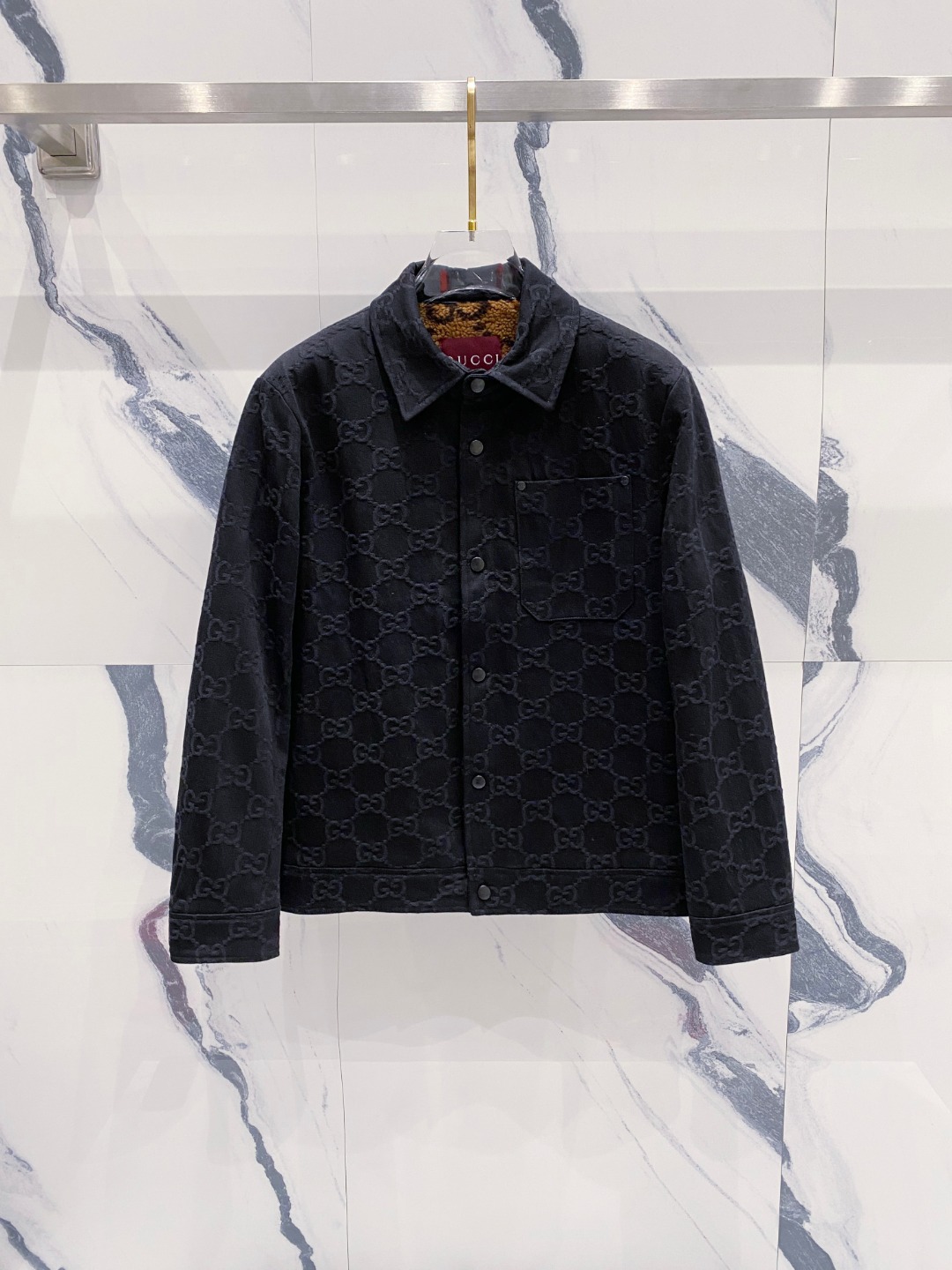 NO:528945,GUCCI 25SS autumn and winter new double G jacquard full print long-sleeved velvet and cotton jacket is made of GG canvas fabric. Classic double G full print pattern. Casual style Lapel design Size 48-56,,gucci,gucci,jackets & coats,alexander wang19860909GUCCI 古驰 25SS秋冬新款双G提花满印长袖加绒加棉外套的采用GG帆布面料匠心打造 经典双G满印图案. 休闲版型 翻领设计 尺码48-56,,gucci,gucci,jackets & coats,alexander wang,Men's clothing