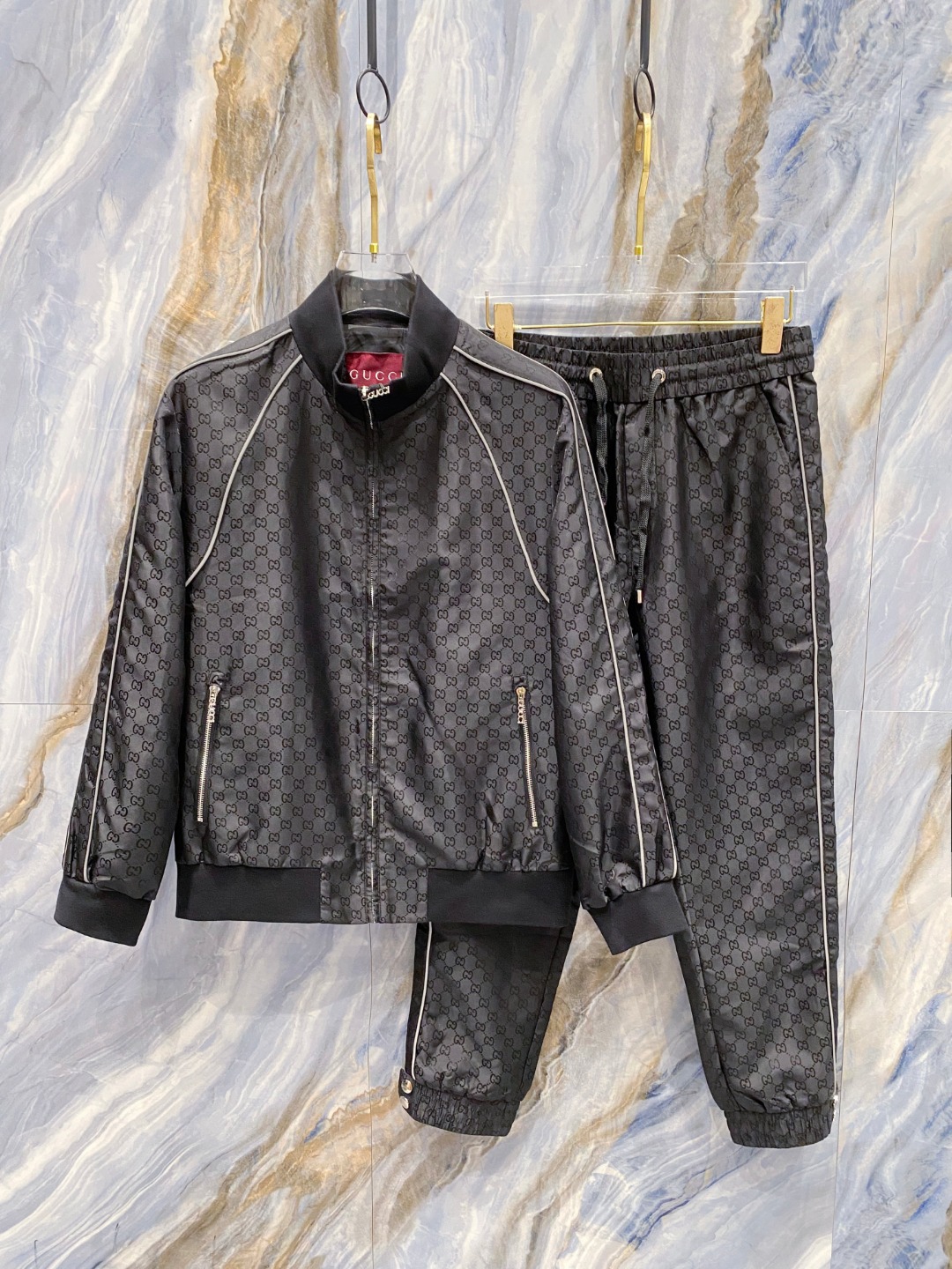 NO:514188,Clothes, 300 Pants, same style as Gucci official website, complete with three standards!  New men's jacket suit for early autumn, fashionable and casual high-end version!  Customized fabrics for counters are breathable and comfortable, with impeccable details, and the brand element design concept reflects high quality. The feel is delicate and soft!  It is casually cut, with a great upper body style!  Code number M-3XL, gucci,gucci,jackets & coats,jackets & coats,alexander wang19860909衣服 裤子300 Gucci 古驰官网同款,三标齐全！早秋新款男士夹克外套套装,时尚休闲高端版本！专柜定制面料 透气舒适度高,细节无可挑剔,品牌元素设计理念,体现高品质.手感细腻柔软！呈现休闲裁剪,上身版型超赞！码数M-3XL,,gucci,gucci,jackets & coats,jackets & coats,alexander wang,Men's clothing