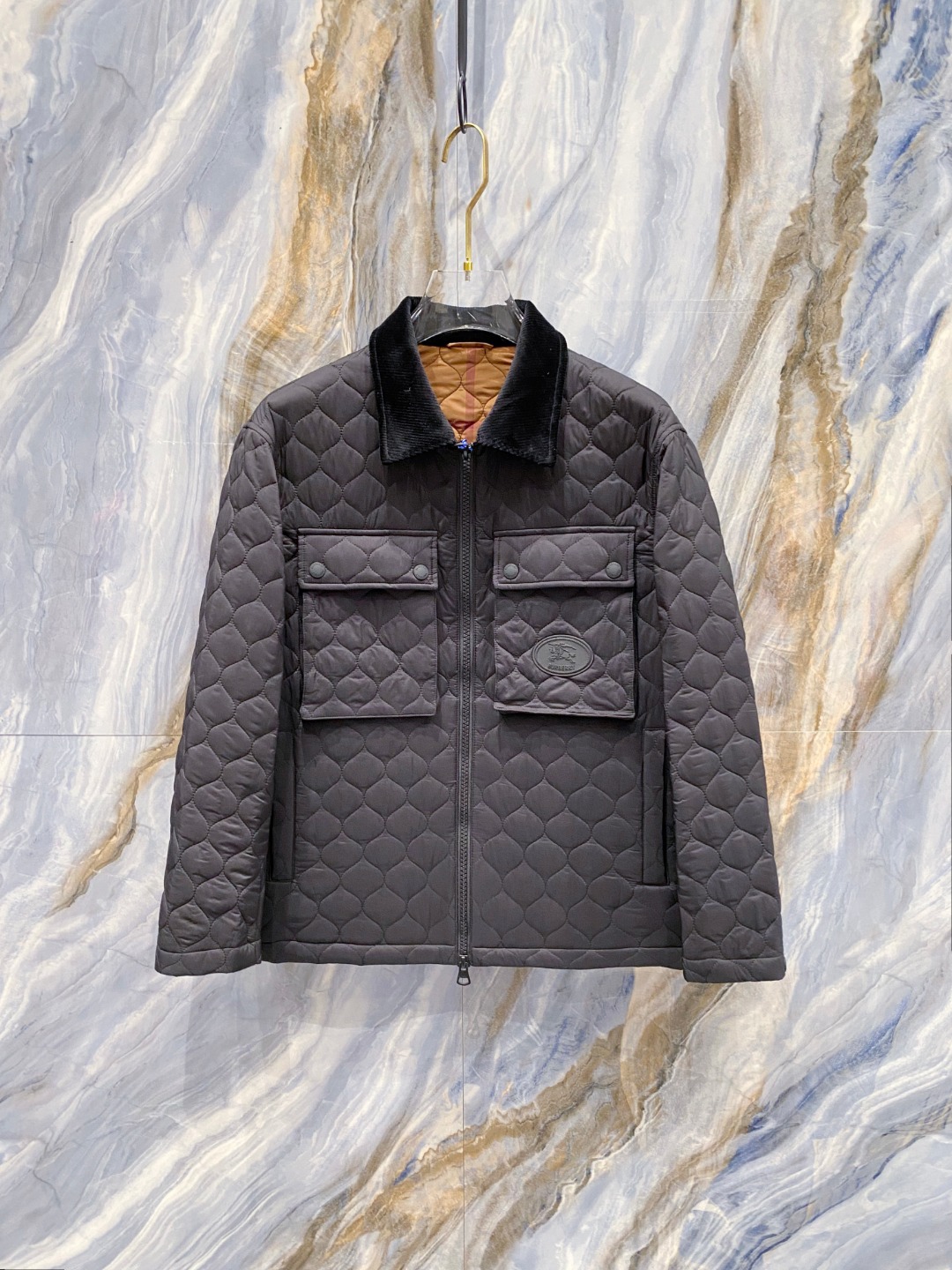 NO:514212,BURBERRY/Burberry autumn and winter men's cotton plaid jacket ~ This cotton jacket is made of imported materials, made of thick and dense, with the superior characteristics of scratch and wear resistance. Moreover, this fabric has excellent wrinkle resistance, stand upright, wrinkle-resistant, non-sticky, and is low-key and fashionable. The inner plaid design has high brand recognition, reflecting the combination of tradition and classic~  The classic diamond quilted pattern decoration is very Bur's consistent British style. The imported machine pressing grid technology is trimmed with three-dimensional cutting of grids. The whole piece uses diamond quilted line craftsmanship. Its three-dimensional structure is fashionable and fashionable. The cotton jacket that can make people shine. It is exquisitely made. Each line is completely in accordance with the EU standards. Each grid is so full, with a light upper body, but the H-shaped upper body does not look bloated at all, easily tolerating all kinds of figures!  The lapel design adds three-dimensionality to the minimalist version!  A simple style that you will fall in love with at first glance. This type of cotton jacket is rare, so buy and cherish it!  Color black Size 48-56, Burberry, Burberry, Jackets & coats, Jackets & coats, Alexander wang19860909BURBERRY/巴宝莉秋冬男士棉衣格纹夹克外套~此款棉服夹克取材客供进口材质制成面料手感厚实密度极高具有防刮耐磨的优越特性,并且这种面料,抗皱性非常出色,立挺抗皱不沾灰,标新立异拉链翻盖口袋低调又时髦,内里经典格子设计,品牌辨识度高,体现传统与经典的结合～ 满幅经典的菱形绗缝图案装饰非常具有Bur一贯的英伦格调风格,进口机压线格工艺对格立体剪裁,整一件用了菱格纹绗线工艺细致它的立体状结构时尚出街超高回头率能让人眼前一亮的棉服就是它了,精致做工,每一条走线完全按照欧盟要求标准,每一格充绒都是那么饱满,上身轻盈,H版型上身却丝毫不显臃肿,轻松包容各种身形！翻领设计,给极简的版型增添了立体感！简约却一眼就会爱上的款,这种版型的棉服真不多见,且买且珍惜！ 颜色黑色 尺码48-56,,burberry,burberry,jackets & coats,jackets & coats,alexander wang,Men's clothing