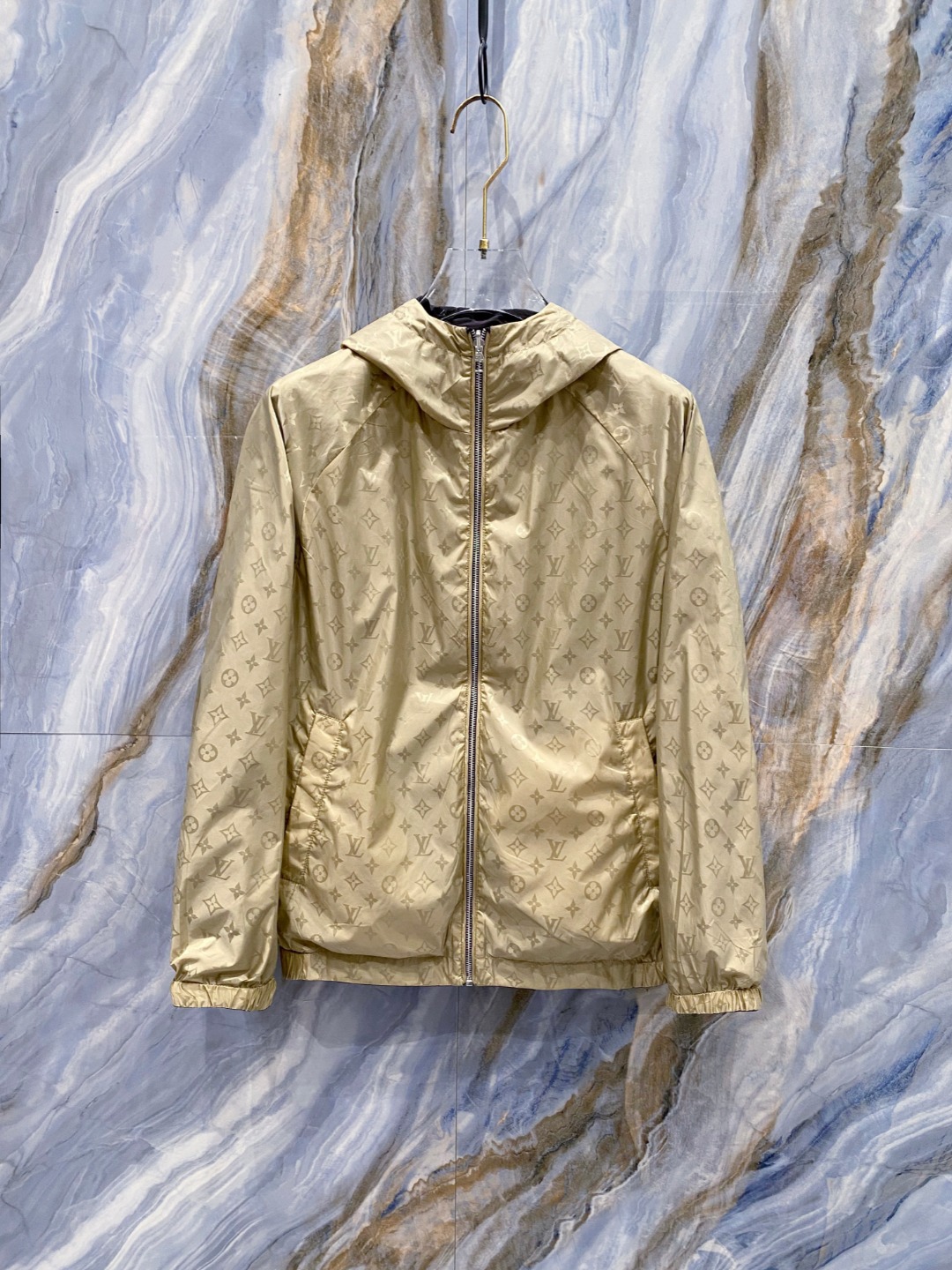 NO:514185,[New Product] FW early autumn new LV men's fashionable casual hooded jacket. The double-sided combination design uses classic brand presbyopia pattern elements on one side, which is quite recognizable, has a deep fashion charm, a strong retro and fashionable tone. On the other hand, it is a restrained, steady and basic and versatile black series, with exquisite brand silicone logo on the sleeves!  The two styles of color matching can be freely worn according to the actual scene. The solid color is suitable for regular and orthodox dressing needs of all occasions. The outstanding printed surface is more suitable for street styles, showing the vitality of the city, and has a high shaping and practical wearability!  The model dominated by fabrics and craftsmanship, Japan Toray customized fabrics have waterproof and windproof characteristics, and are both comfortable and breathable. The upper body is light and has no burden. The hooded design has a strong sense of overall details and quality. All auxiliary materials are supplied by customers. The electroplated bronze metal zipper is quite outstanding, very expensive, luxurious and high-end!  The outline structure of the whole body continues the basic form of V Dengjia, showing the simple and atmospheric characteristics in place, with full upper body shapes, both business and leisure, and easy to control various body shapes, and the outfit meets the needs of the transition season!  Color black Size M L XL XXL XXXL Size data M: bust 114cm-shoulder width 58.8cm-shoulder sleeve length 74cm L: bust 118cm-shoulder width 60cm-shoulder sleeve length 76cm XL: bust 122cm-shoulder width 61.2cm-shoulder sleeve length 78cm XXL: bust 126cm-shoulder width 62.4cm-shoulder sleeve length 80cm XXXL: bust 130cm-shoulder width 63.6cm-shoulder sleeve length 82cm, louis vuitton, jackets & coats, jackets & coats, hats, alexander wang19860909【新品】FW早秋新款LV男士时尚休闲连帽双面穿夹克外套.双面组合设计,一面运用了经典品牌老花图案元素,辨识度颇为鲜明,颇具深厚的时装韵味,浓浓的复古时髦腔调,一面为内敛稳重而基础百搭的黑色系,袖臂处饰有精致品牌硅胶标识！两种风格配色可根据实际场景进行自由穿搭,纯色系满足于常规正统且包容所有场合的的着装需求,出挑的印花面更适用于出街造型,尽显都市活力色彩,且塑造性和实穿性极高！以面料和工艺为主导的款,日本东丽公司订制面料,具备防水防风特性,舒适性与透气性兼备,上身轻便且无负担感,连帽的设计,整体细节品质感超强,辅料全系客供,电镀古铜色金属拉链颇为出彩,非常贵奢高级！通体的轮廓构造延续了V登家基础形态,将简约大气的特征表现到位,上身型款十足,商务与休闲兼备,轻松驾驭各种身型,穿搭符合过渡季的需求！ 颜色黑色 尺码M L XL XXL XXXL 尺码数据 M码:胸围114cm-肩宽58.8cm-连肩袖长74cm L码:胸围118cm-肩宽60cm-连肩袖长76cm XL码:胸围122cm-肩宽61.2cm-连肩袖长78cm XXL码:胸围126cm-肩宽62.4cm-连肩袖长80cm XXXL码:胸围130cm-肩宽63.6cm-连肩袖长82cm,,louis vuitton,jackets & coats,jackets & coats,hats,alexander wang,Men's clothing