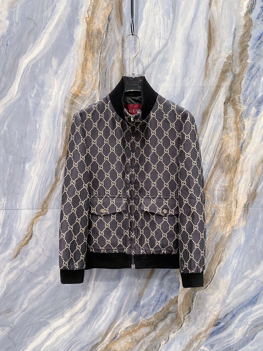 NO:514197,Gucci SS autumn and winter new jacquard jacket series, custom-made fabric for counter, breathable and comfortable, impeccable details, brand element design concept, reflecting high quality. It feels delicate and soft!  It is casually cut, with a great upper body style!  Wearing it is comfortable and slim, lazy and casual, combined with clean and simple colors, it is particularly pleasing to look at, suitable for daily wear~ I love to launch sports items embellished with vitality prints to welcome the arrival of the warm season. Color Black Size 48-56,,gucci,jackets & coats,jackets & coats,alexander wang19860909Gucci 古奇SS秋冬新品提花夹克外套 系列 专柜定制面料 透气舒适度高,细节无可挑剔,品牌元素设计理念,体现高品质.手感细腻柔软！呈现休闲裁剪,上身版型超赞！穿上就是舒适自在又显瘦的存在,慵懒而随性,结合干净简单的色系就特别耐看,适合日常穿着~倾情推出缀饰活力印花的运动单品,迎接温暖季节的到来. 颜色 黑色 尺码48-56,,gucci,jackets & coats,jackets & coats,alexander wang,Men's clothing