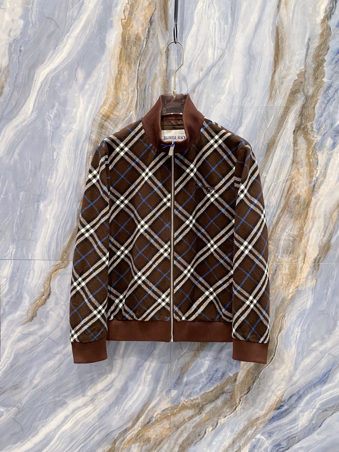 NO:514191,SS autumn and winter new Burberry plaid jacket series, custom-made fabric for counter, breathable and comfortable, impeccable details, brand element design concept, reflecting high quality. It feels delicate and soft!  It is casually cut, with a great upper body style!  Wearing it is comfortable and slim, lazy and casual, combined with clean and simple colors, it is particularly pleasing to look at. It is suitable for daily wear~ I love to launch sports items embellished with vitality prints to welcome the arrival of the warm season. Size 48-56, burberry, jackets & coats, jackets & coats, alexander wang19860909SS秋冬新品巴宝莉格子夹克外套 系列 专柜定制面料 透气舒适度高,细节无可挑剔,品牌元素设计理念,体现高品质.手感细腻柔软！呈现休闲裁剪,上身版型超赞！穿上就是舒适自在又显瘦的存在,慵懒而随性,结合干净简单的色系就特别耐看,适合日常穿着~倾情推出缀饰活力印花的运动单品,迎接温暖季节的到来. 尺码48-56,,burberry,jackets & coats,jackets & coats,alexander wang,Men's clothing