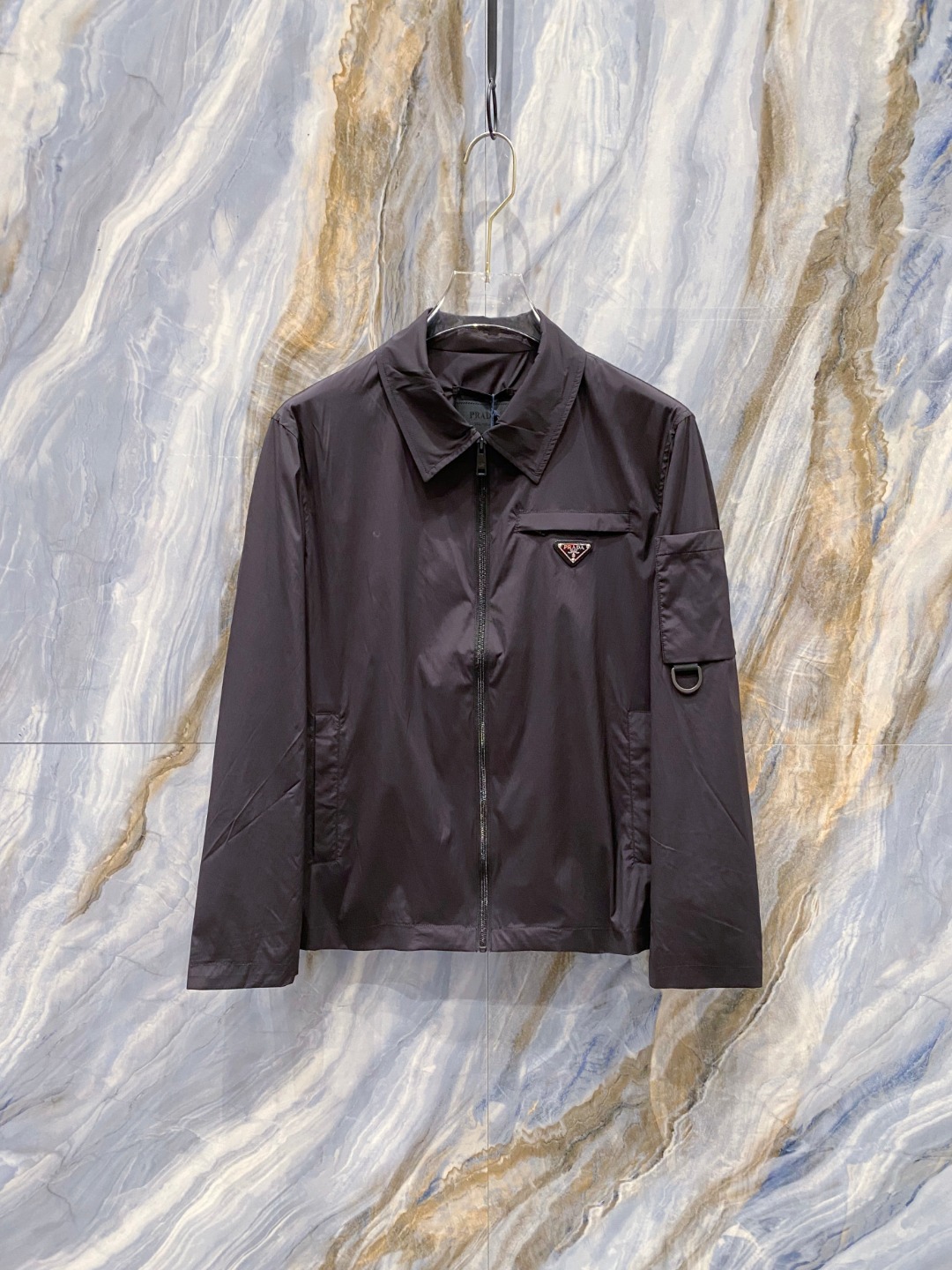 NO:514211,The same model on Prada’s official website, complete with three standards!  FW early autumn new men's jacket, fashionable and casual high-end version!  Customized fabrics for counters are breathable and comfortable, with impeccable details, and the brand element design concept reflects high quality. The feel is delicate and soft!  It is casually cut, with a great upper body style!  Code number M-3XL, prada, jackets & coats, jackets & coats, alexander wang19860909普拉达官网同款,三标齐全！FW早秋新款男士夹克外套,时尚休闲高端版本！专柜定制面料 透气舒适度高,细节无可挑剔,品牌元素设计理念,体现高品质.手感细腻柔软！呈现休闲裁剪,上身版型超赞！码数M-3XL,,prada,jackets & coats,jackets & coats,alexander wang,Men's clothing